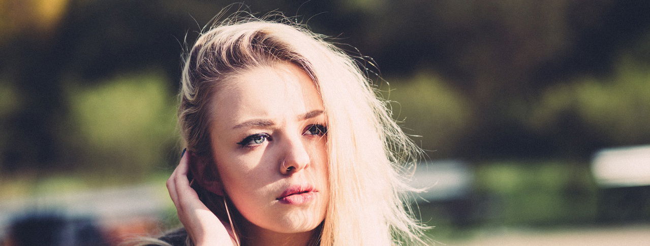 Frau blond schaut leicht nach rechts.