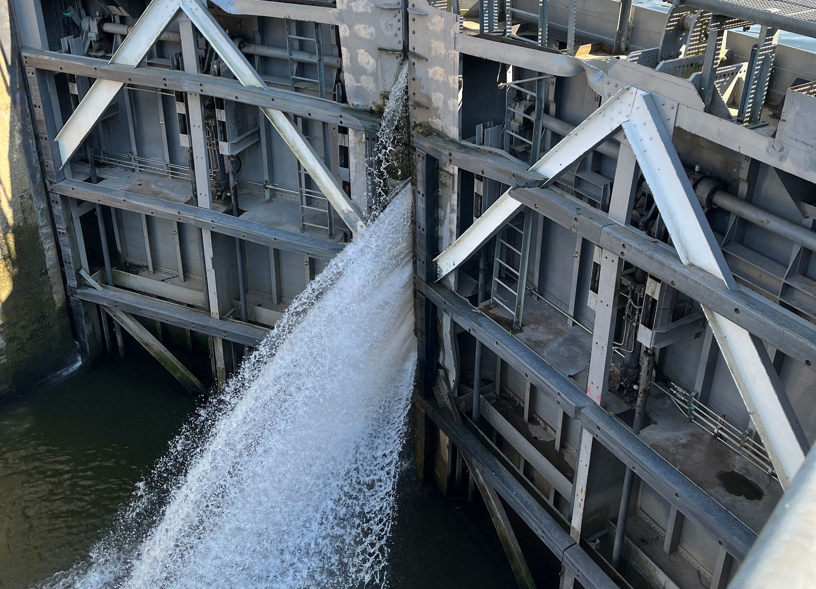 Wirtschaftsministerin Daniela Schmitt will nach dem Unfall in der Mosel-Schleuse St. Aldegund das Sonntagsfahrverbot für Lastwagen aufheben.