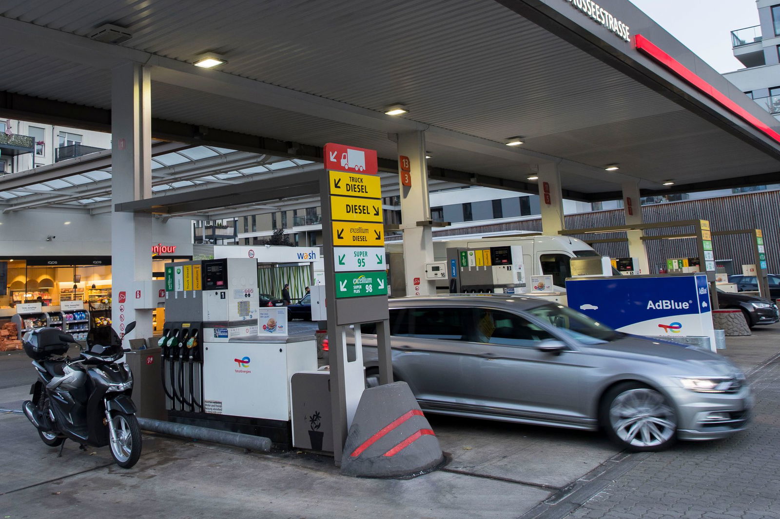 Ein Mann soll serienweise Tankstellen um Heilbronn und Stuttgart überfallen haben und sitzt jetzt in Haft. (Symbolbild)