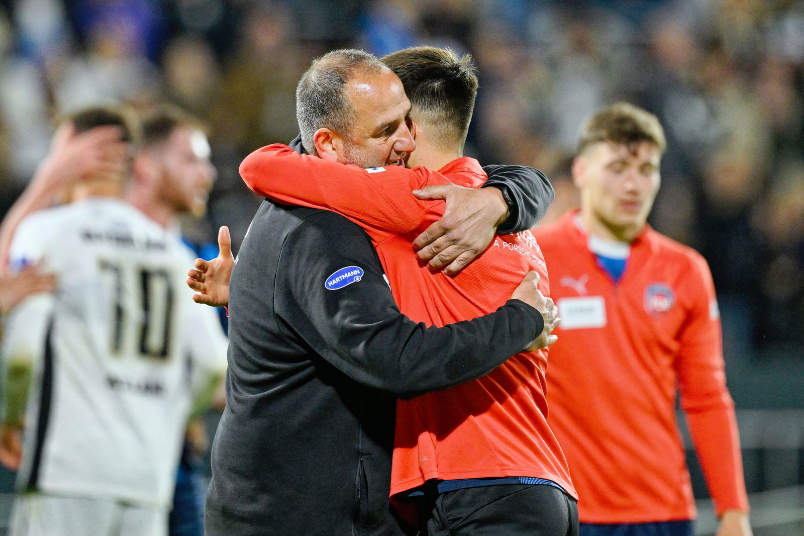 Nur nicht wieder so lange zittern in der nächsten Saison: Heidenheims Trainer Schmidt (l) nach der Relegation gegen Elversberg.
