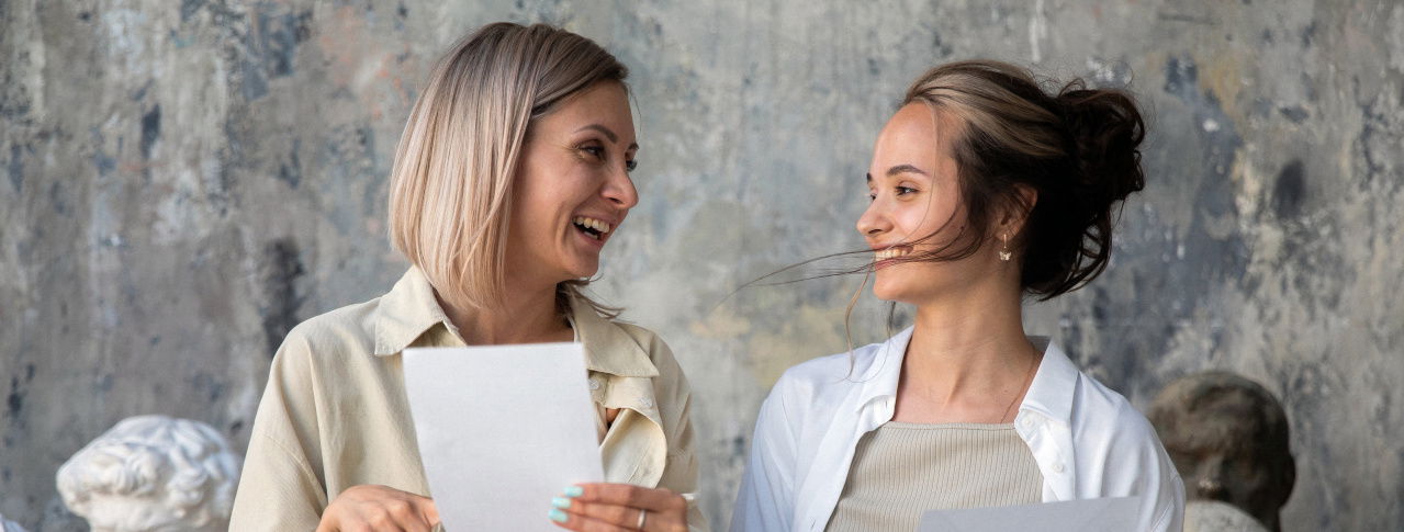 2 frauen, arbeit lächeln sich an