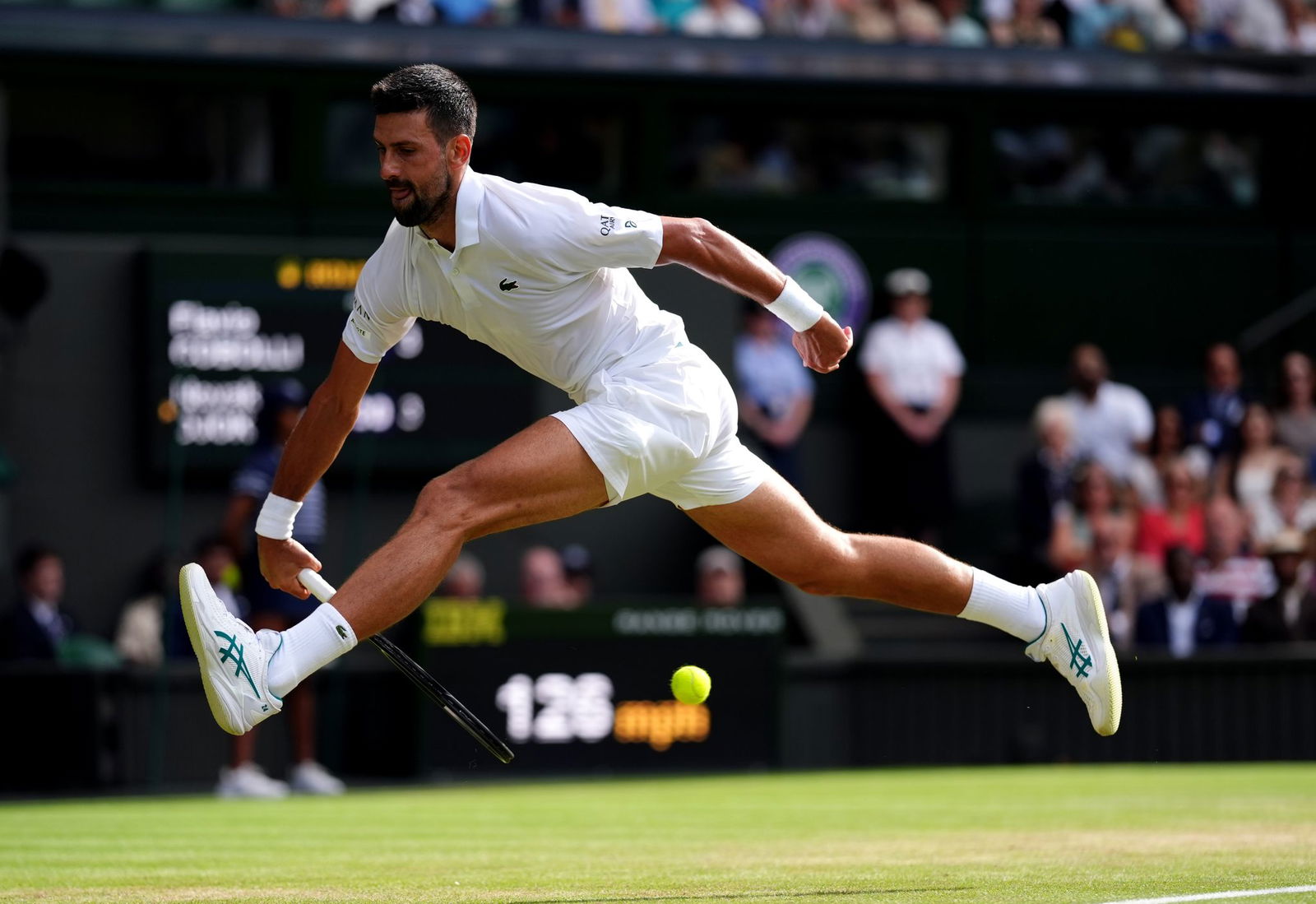 Novak Djokovic stürmt auch mit 38 noch akrobatisch ins Halbfinale.