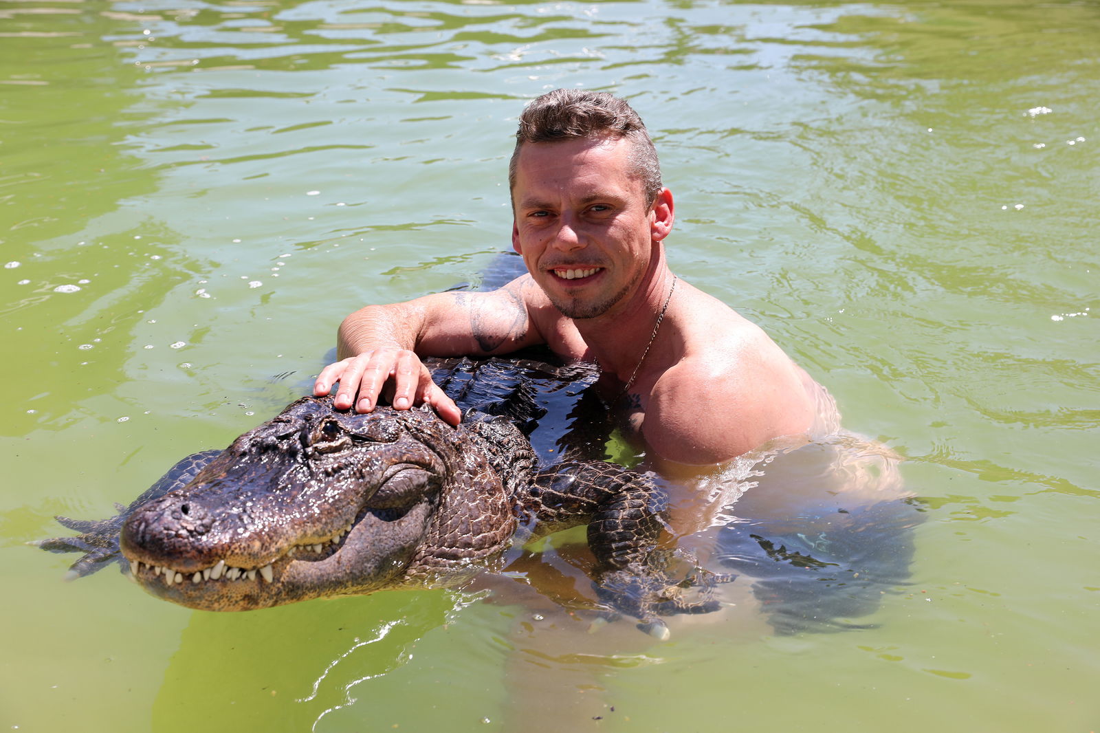 Krystian Kaulis spielt und kuschelt im Pool mit Alligator Frau Meyer. Das 45 Jahre alte Reptil genießt seinen Ruhestand nach Jahren im Zirkus mit eigenem Pool im Garten von Familie Kaulis