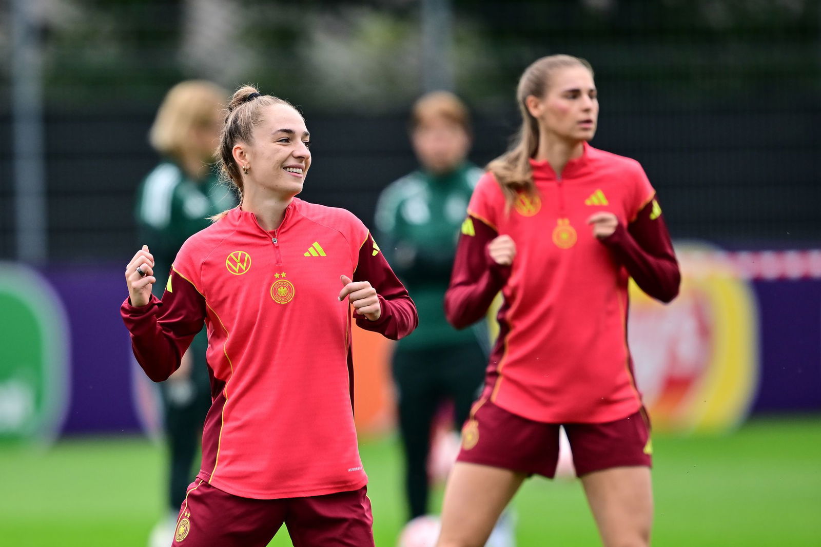 Zuversichtlich vor dem Halbfinale: Sophia Kleinherne (l.) und Jule Brand. 