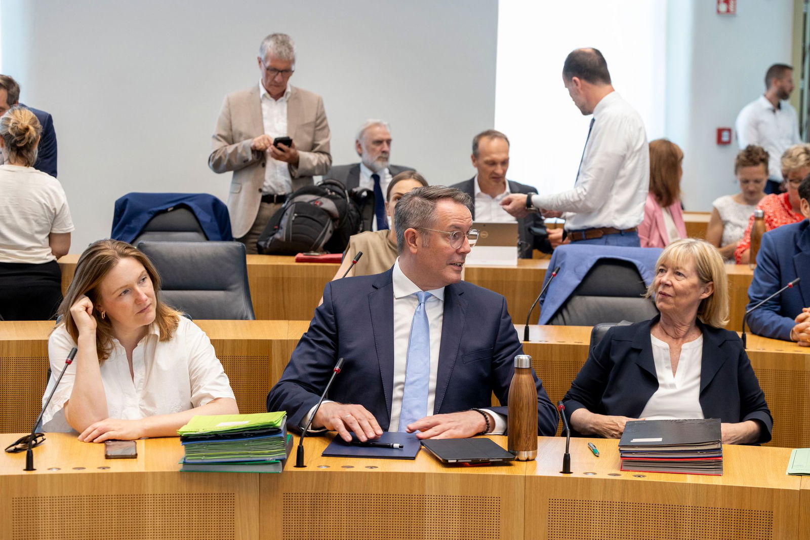 Der rheinland-pfälzische Ministerpräsident Alexander Schweitzer ist mit 2,06 Metern größer als die allermeisten seiner Mitmenschen. Probleme hat er damit nicht. (Archivfoto)