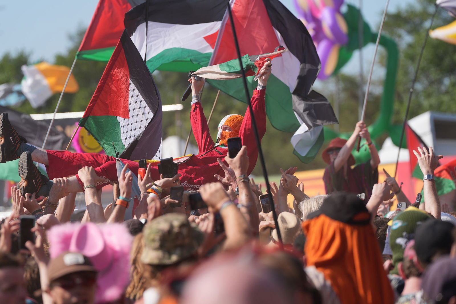 Auch das nordirische Hip-Hop-Trio Kneecap ist wegen ähnlicher Vorwürfe in die Kritik geraten.