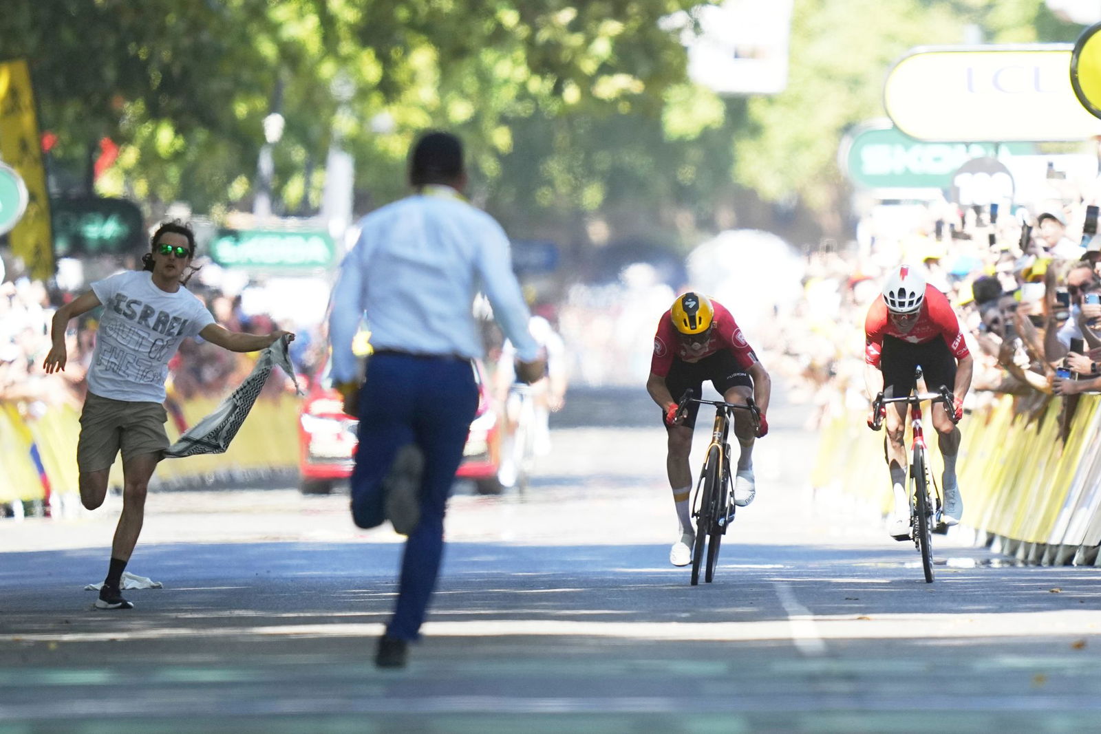 Während Jonas Abrahamsen und Mauro Schmid (r) in Toulouse um den Sieg sprinten, läuft ein Flitzer (l) auf die Zielgerade.