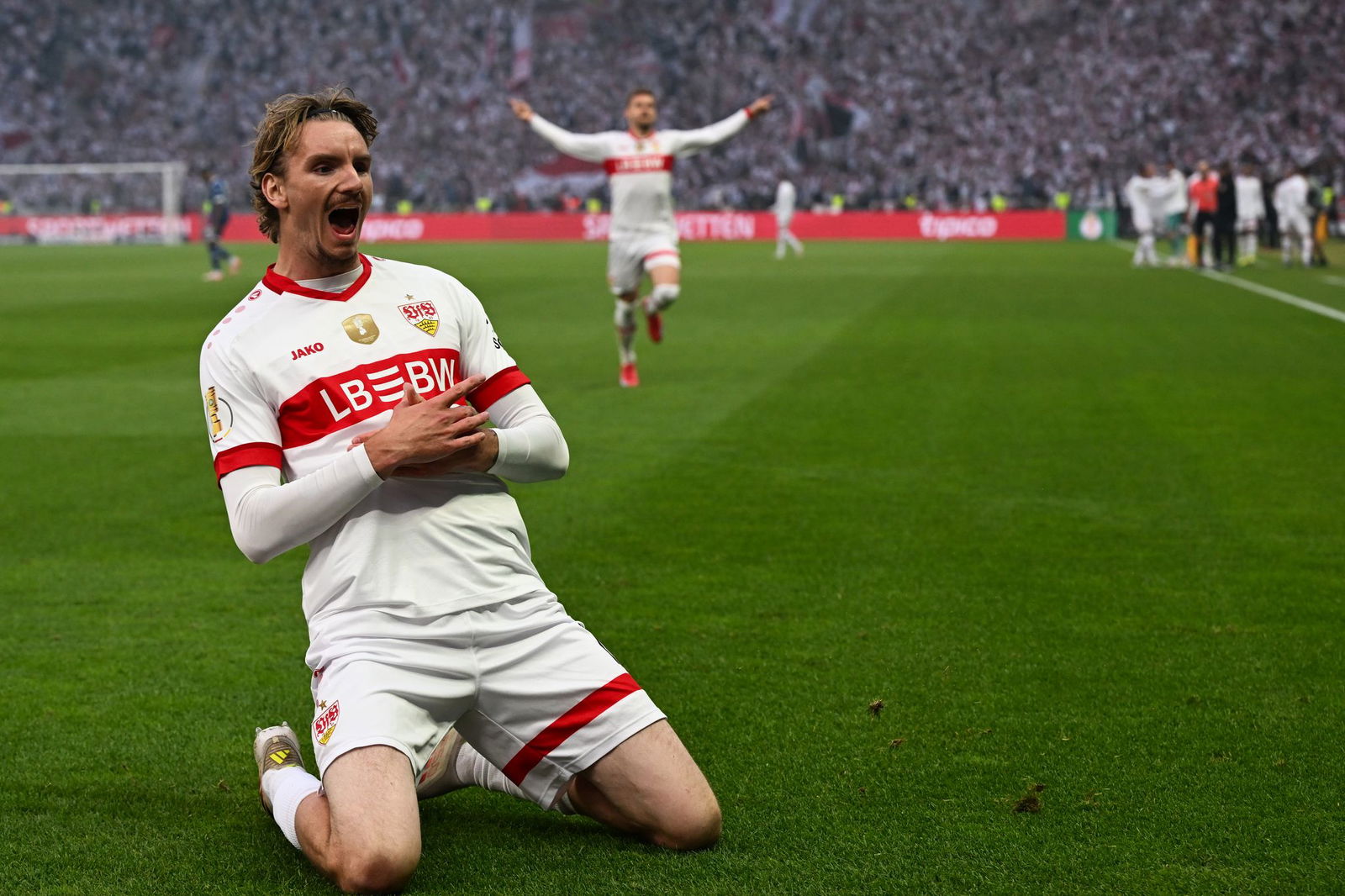 Geht er oder bleibt er? Ein möglicher Wechsel von Nick Woltemade vom VfB Stuttgart zum FC Bayern bietet reichlich Gesprächsstoff.