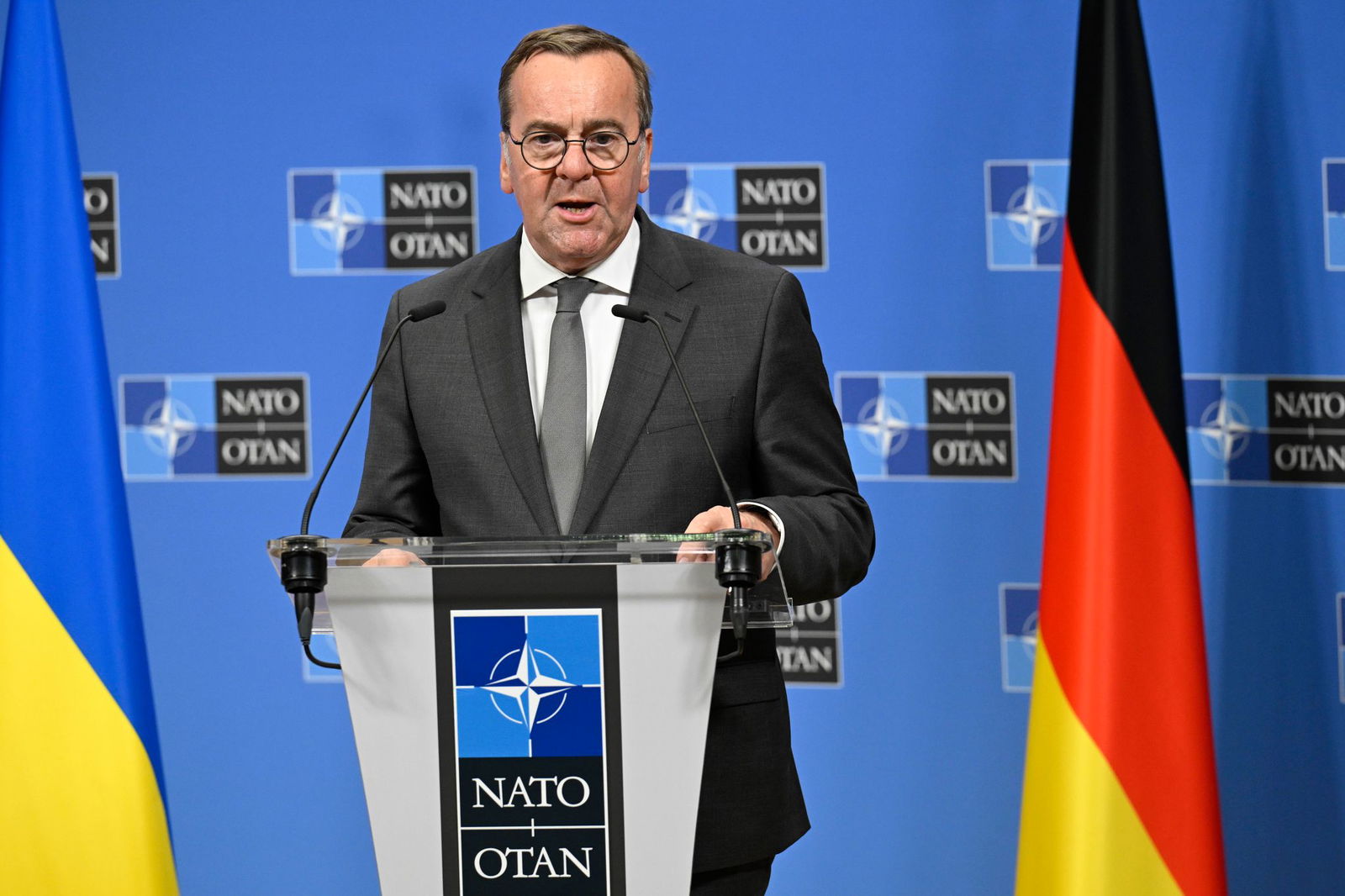 Verteidigungsminister Pistorius leitet die Kontaktgruppe zusammen mit seinem britischen Kollegen Healey. (Archivbild)