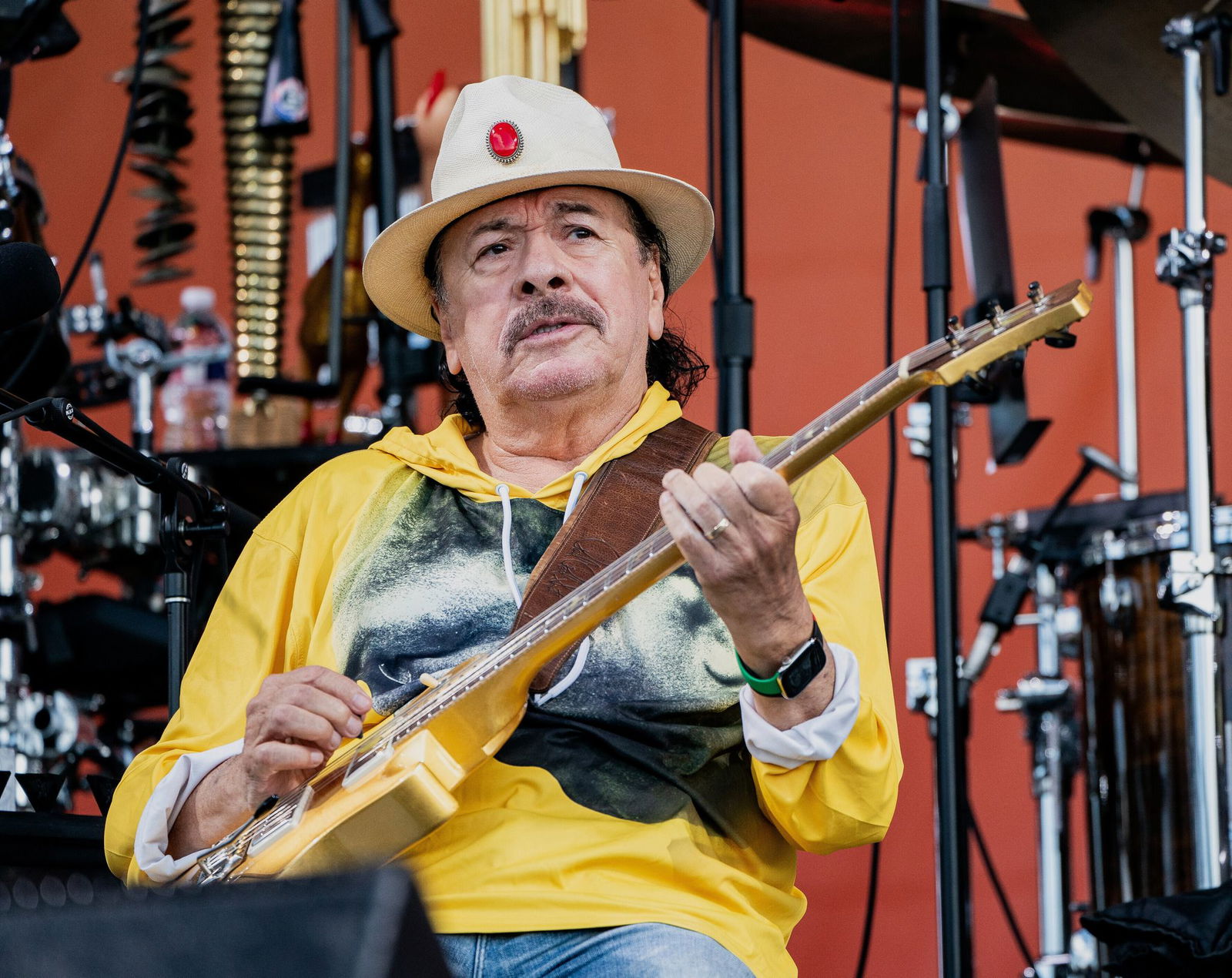 Carlos Santana wünscht sich, dass die Welt wieder mehr nach den Wertvorstellungen der Hippies lebt. (Archivbild)