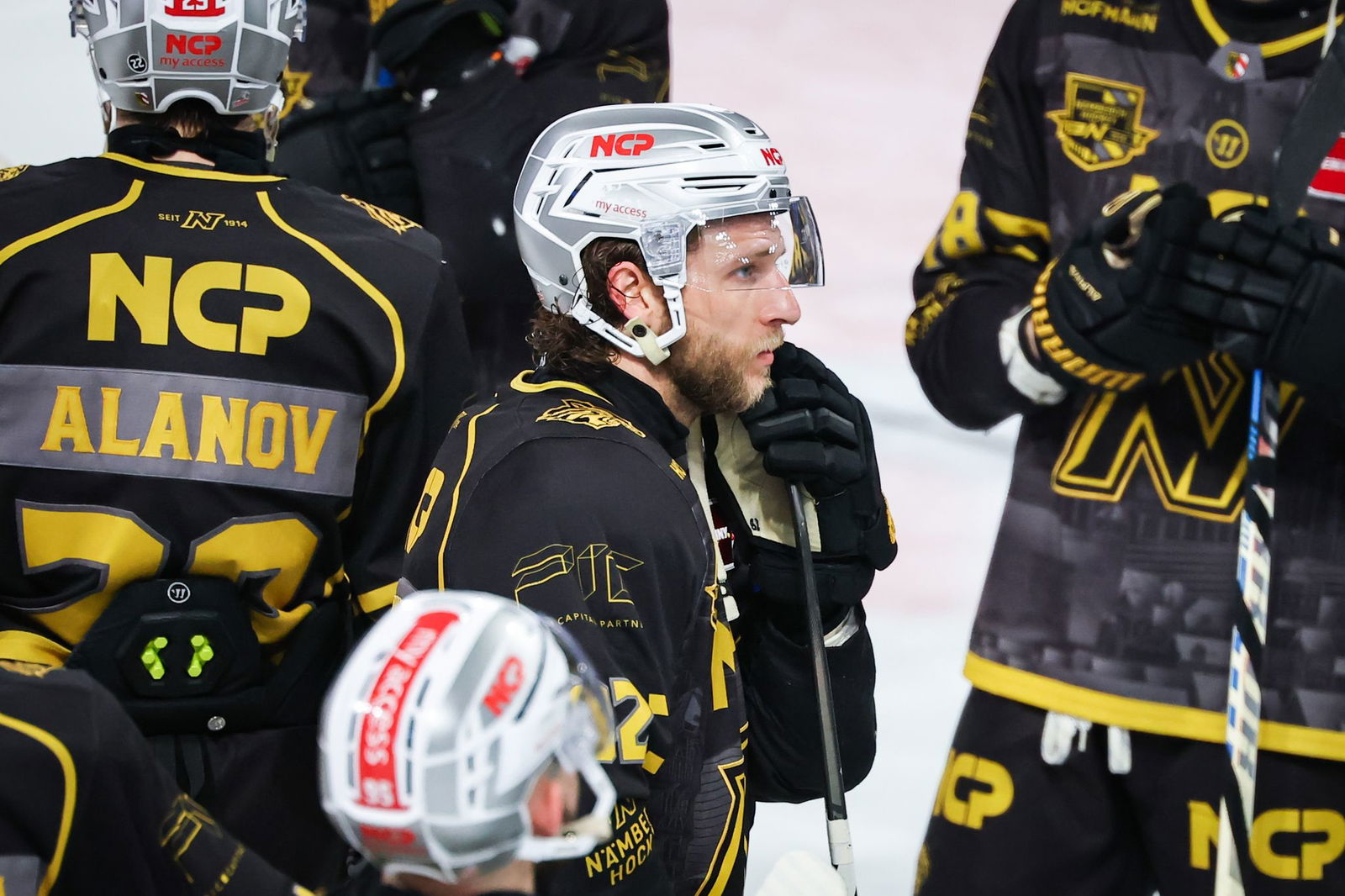 Mannheims neuer Verteidiger Hayden Shaw (M) erhält einen Vertrag für ein Jahr.