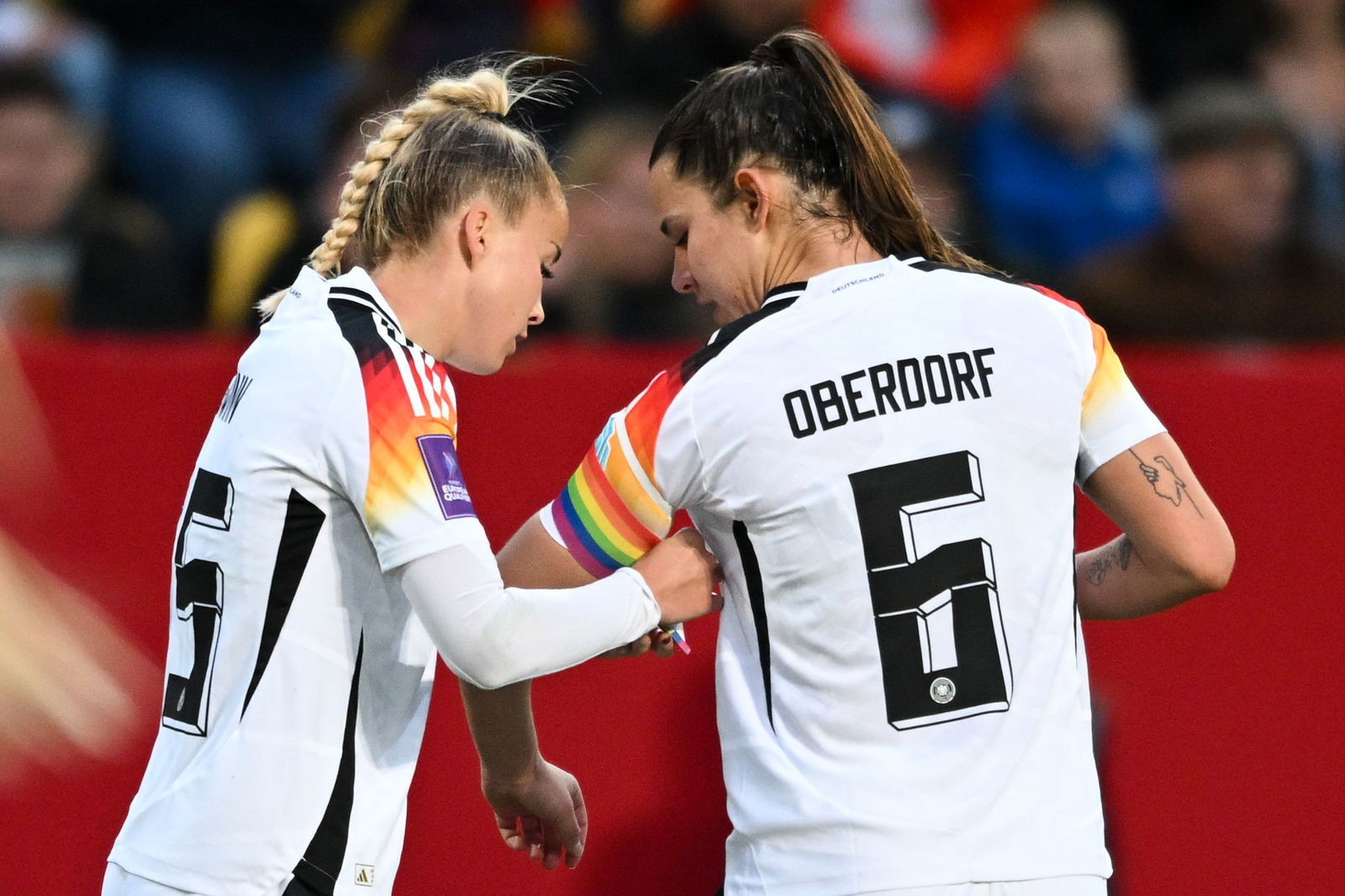 Giulia Gwinn (l.) trägt die Regenbogenbinde bei der EM