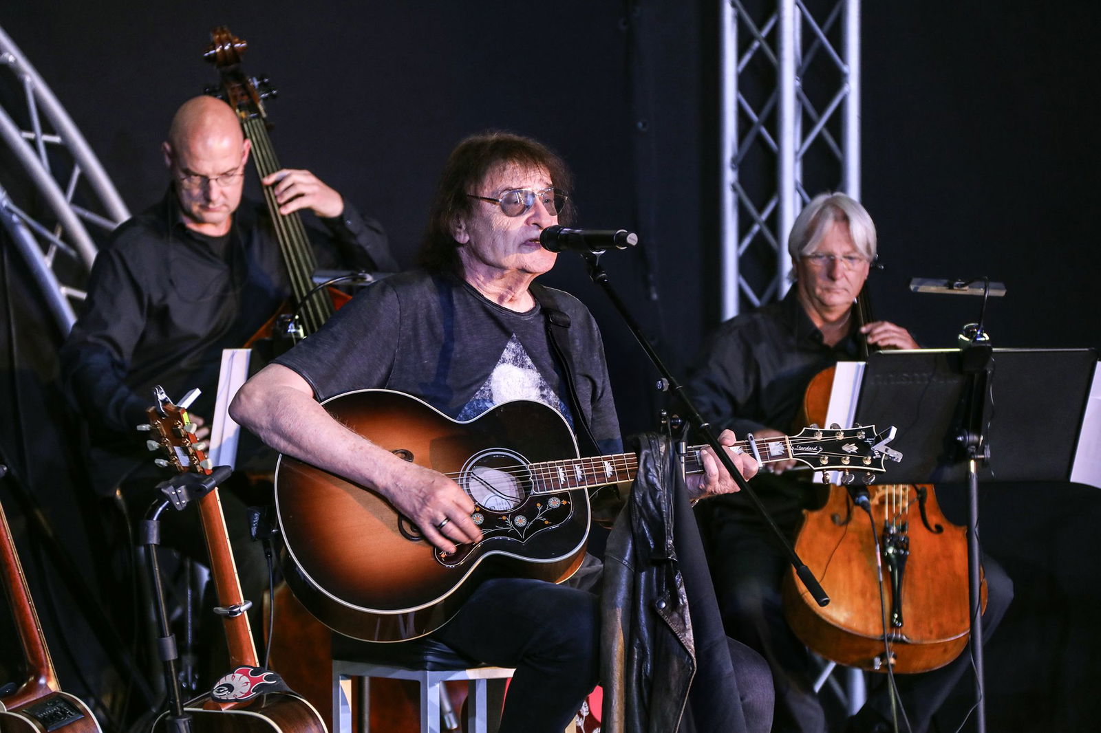Dieter Birr (Mitte) ist mit fünf Streichmusikern unterwegs, die normalerweise an Berliner Konzerthäusern spielen. 