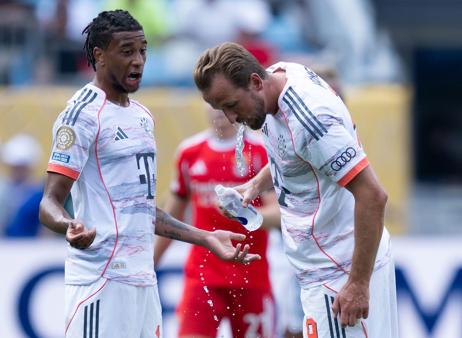Bayern-Torjäger Harry Kane erfrischt sich bei einer Trinkpause während einer WM-Partie in den USA. 