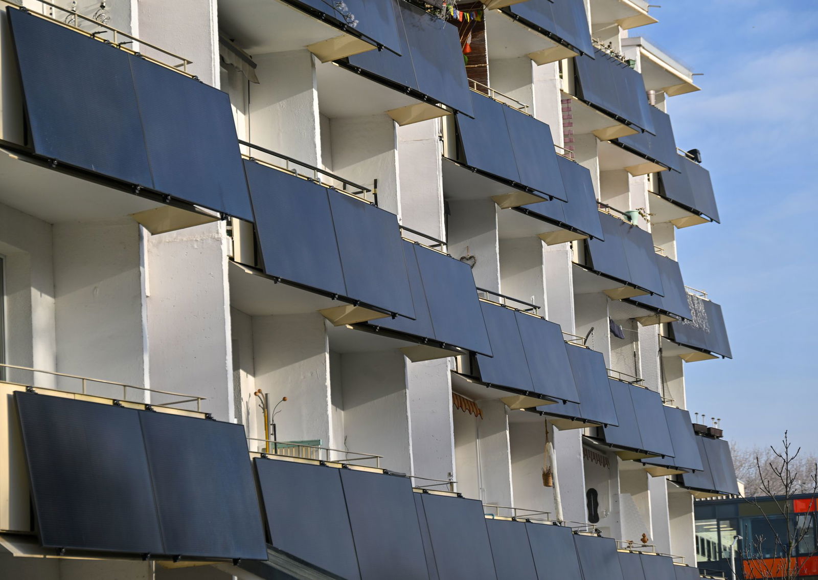 Die allergrößten Fans von Balkonkraftwerken sind die Menschen im Saarland nicht. (Archivfoto)