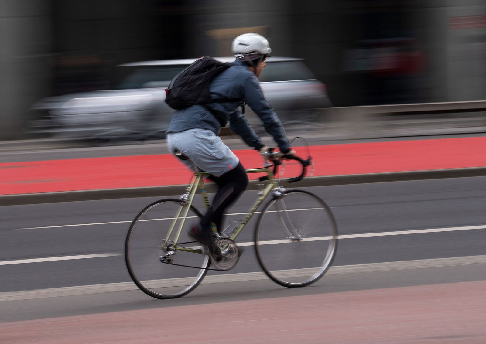 Die Polizei hält den Radfahrer schließlich auf dem Gelände einer Schule an. (Symbolbild)
