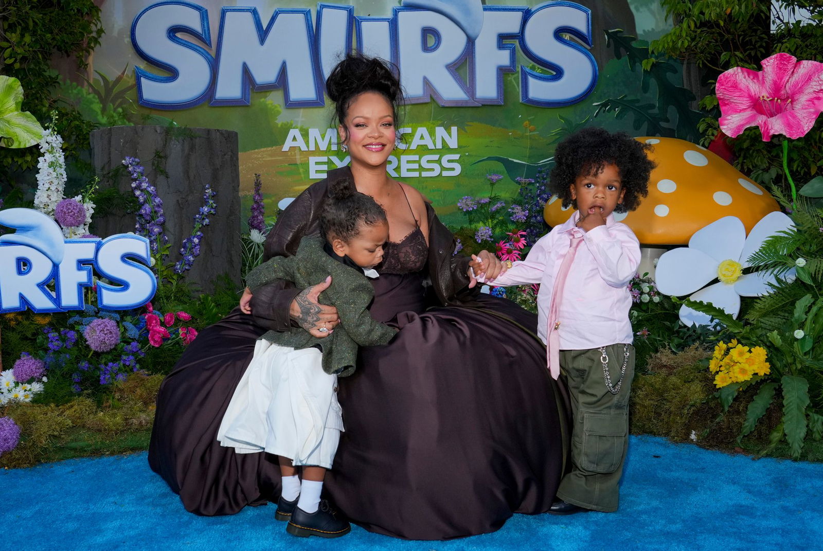 Rihanna und ihre Söhne Riot Rose Mayers (l) und RZA Athelston Mayers (r) bei der Premiere.
