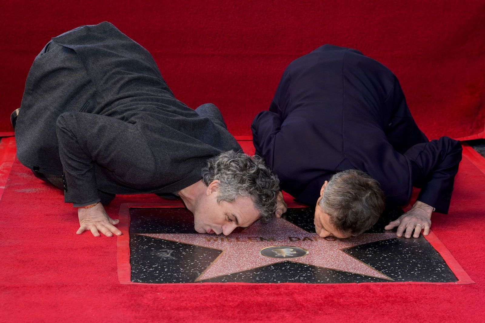 Die Schauspieler Willem Dafoe und Mark Ruffalo küssen die Sternenplakette. (Archivbild)