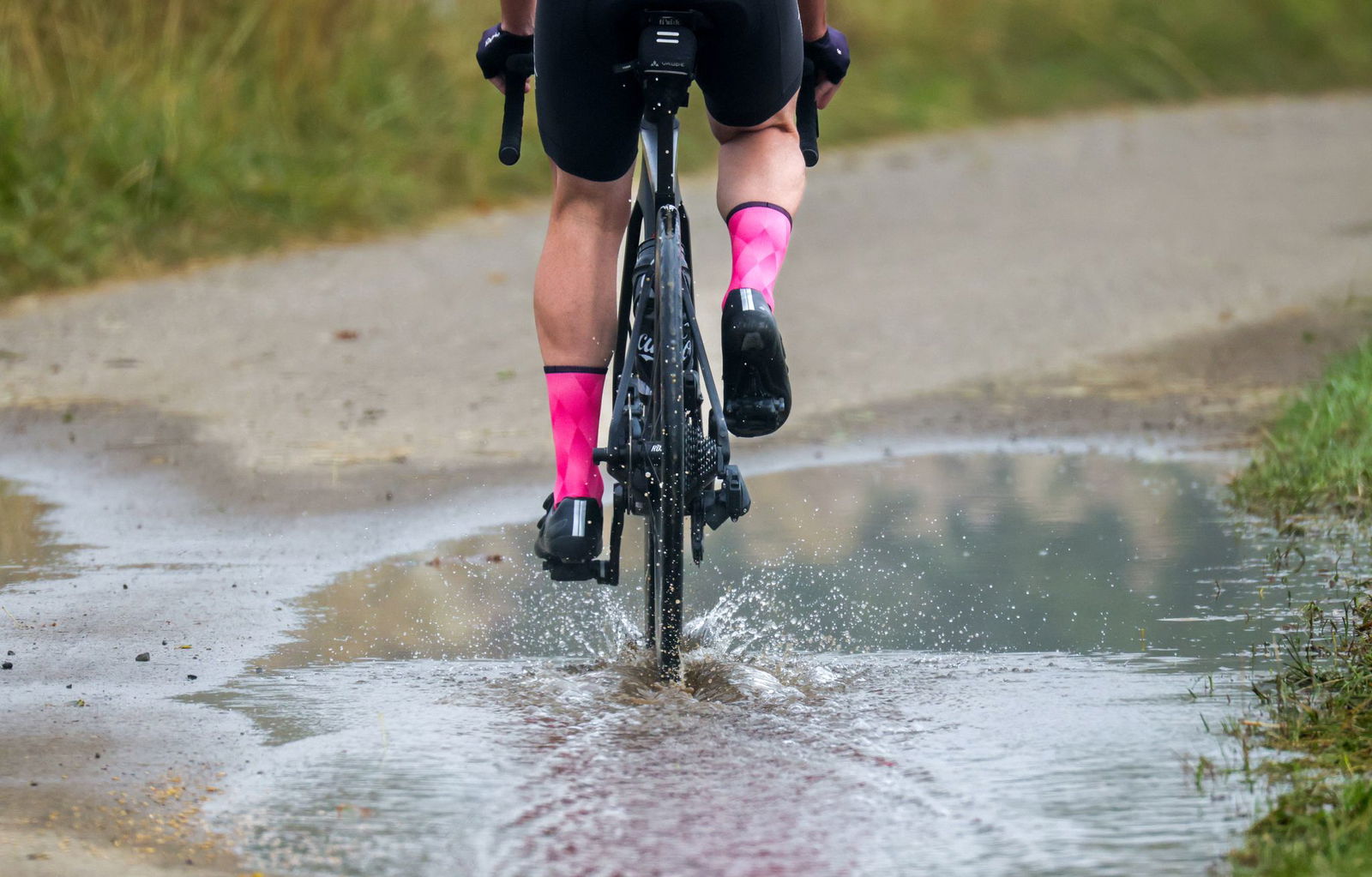 Immer wieder soll es laut DWD regnen - im Verlauf des Dienstags wird das Wetter dann freundlicher. (Symbolbild)