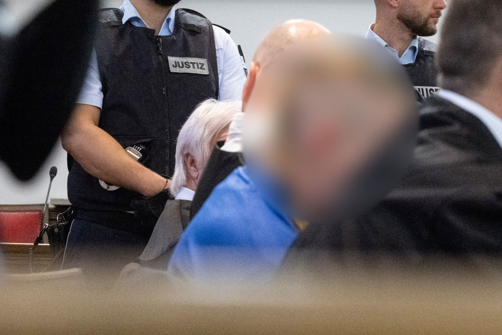 Das Verfahren gegen fünf mutmaßliche Anhänger der «Reichsbürger»-Szene hat vor dem Landgericht Mosbach begonnen.