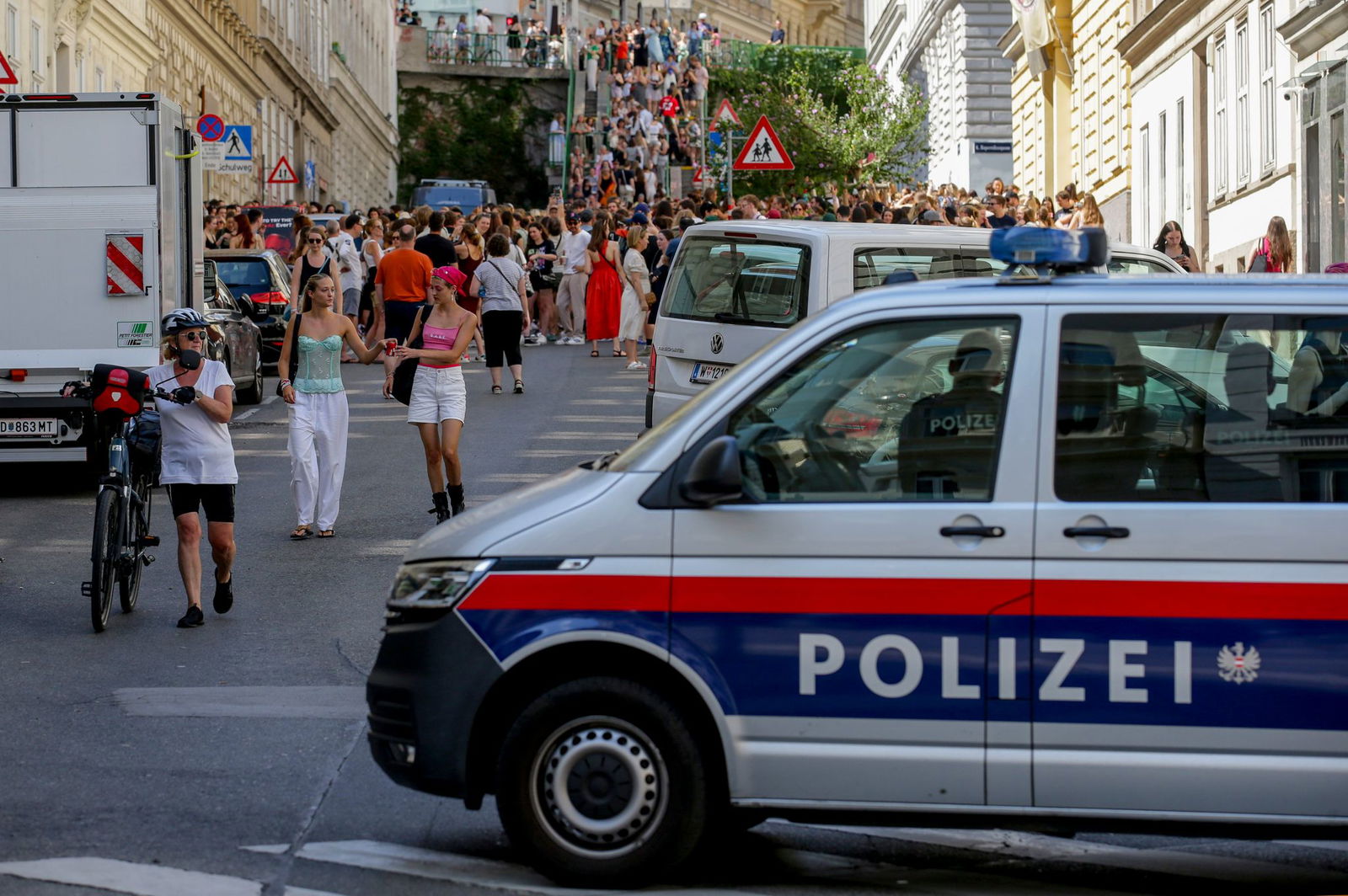 Ein Polizeiauto steht in der Nähe von versammelten «Swifties», nachdem im Sommer 2024 Konzerte abgesagt wurden aus Angst vor einem Terroranschlag. (Archivbild) 