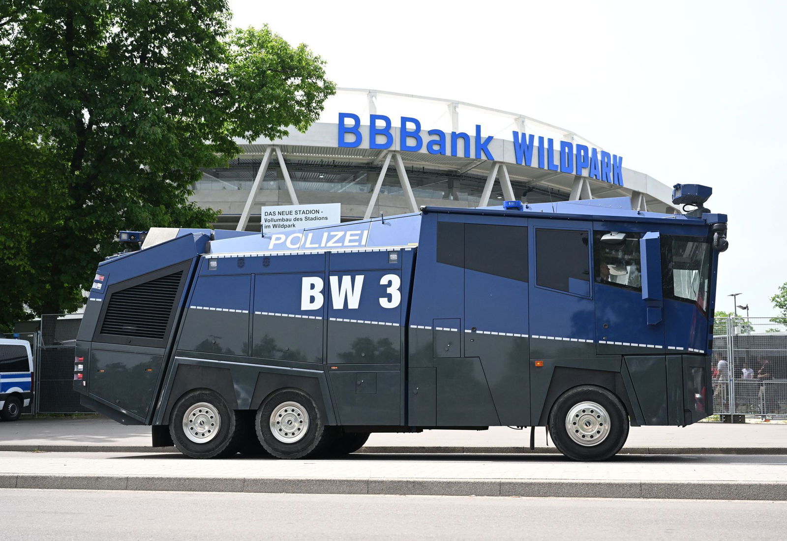 Bei Hochrisiko-Fußballspielen ist die Polizei mit vielen Kräften vor Ort. An den Kosten dafür will das Land die Vereine dennoch nicht beteiligen.