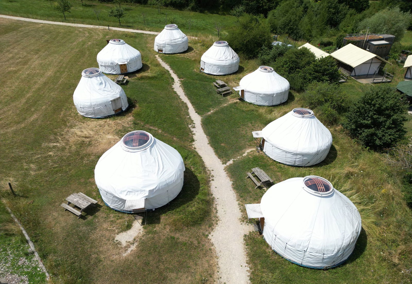 Sommerferien mal anders, indem man die Nacht in Jurten verbringt.