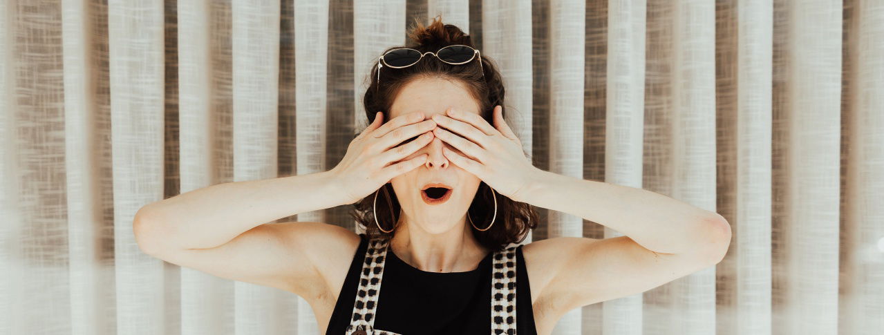 frau mit hände vor den augen