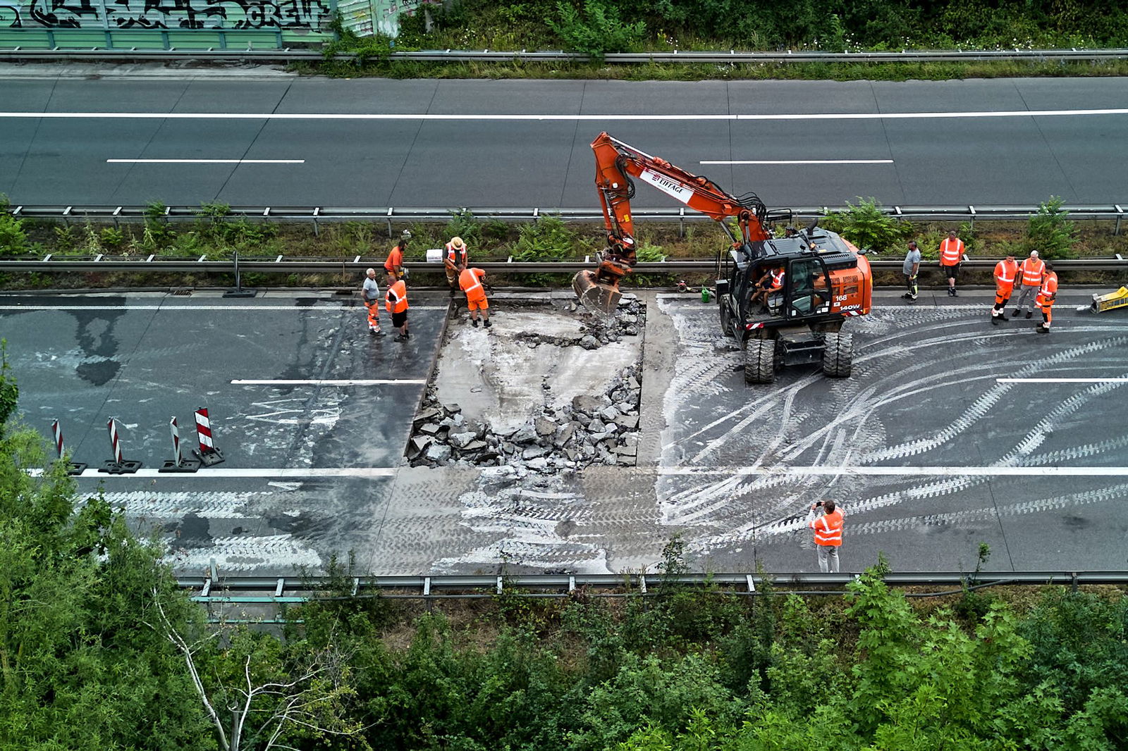 Die hohen Temperaturen haben die Autobahn 5 an mehreren Stellen in Baden-Württemberg und Hessen beschädigt.