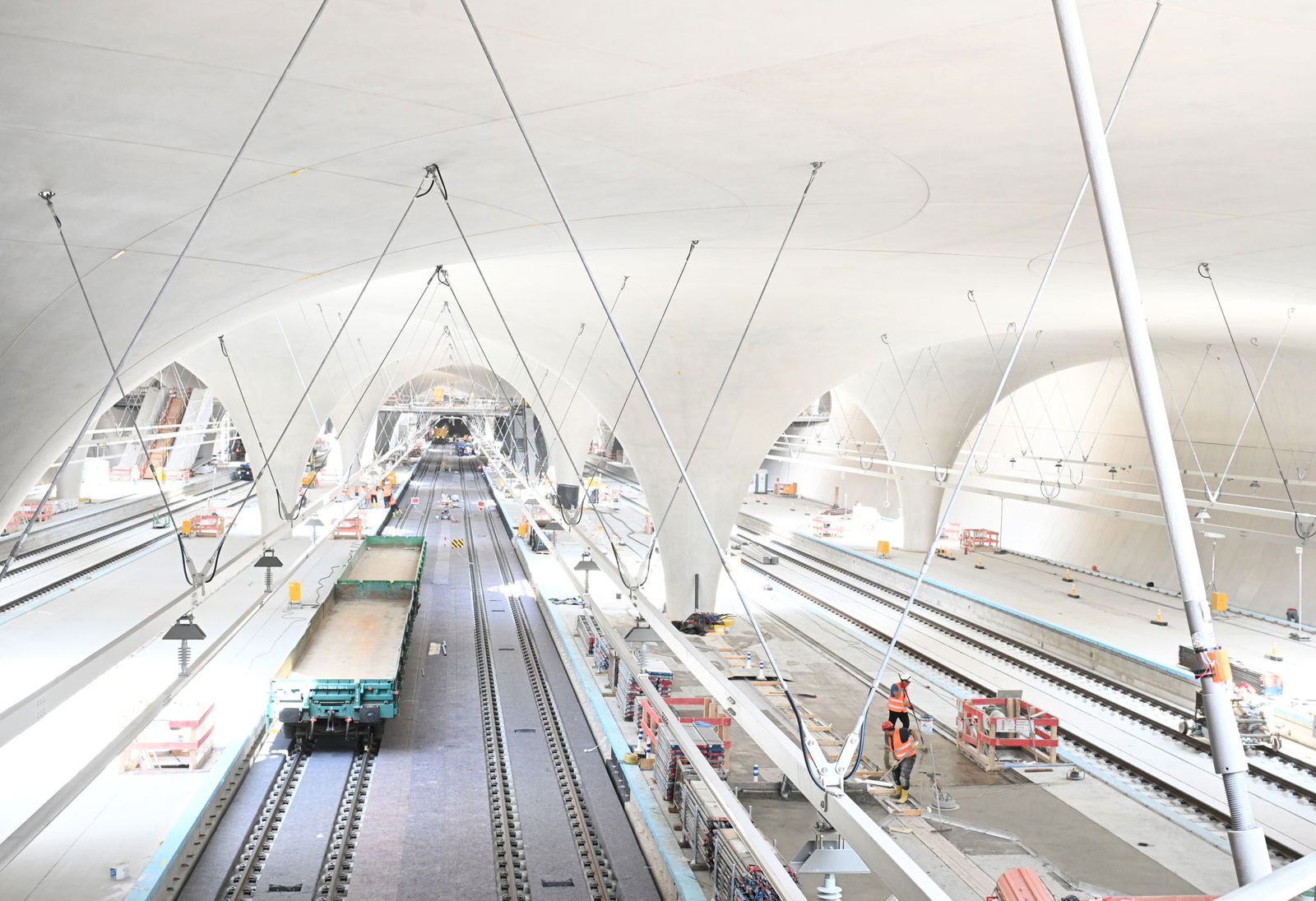 Im neuen Stuttgarter Tiefbahnhof gehen die Arbeiten voran. Wann hier alle Züge halten, die bislang im oberirdischen Kopfbahnhof enden, dürfte am Freitag entschieden werden.
