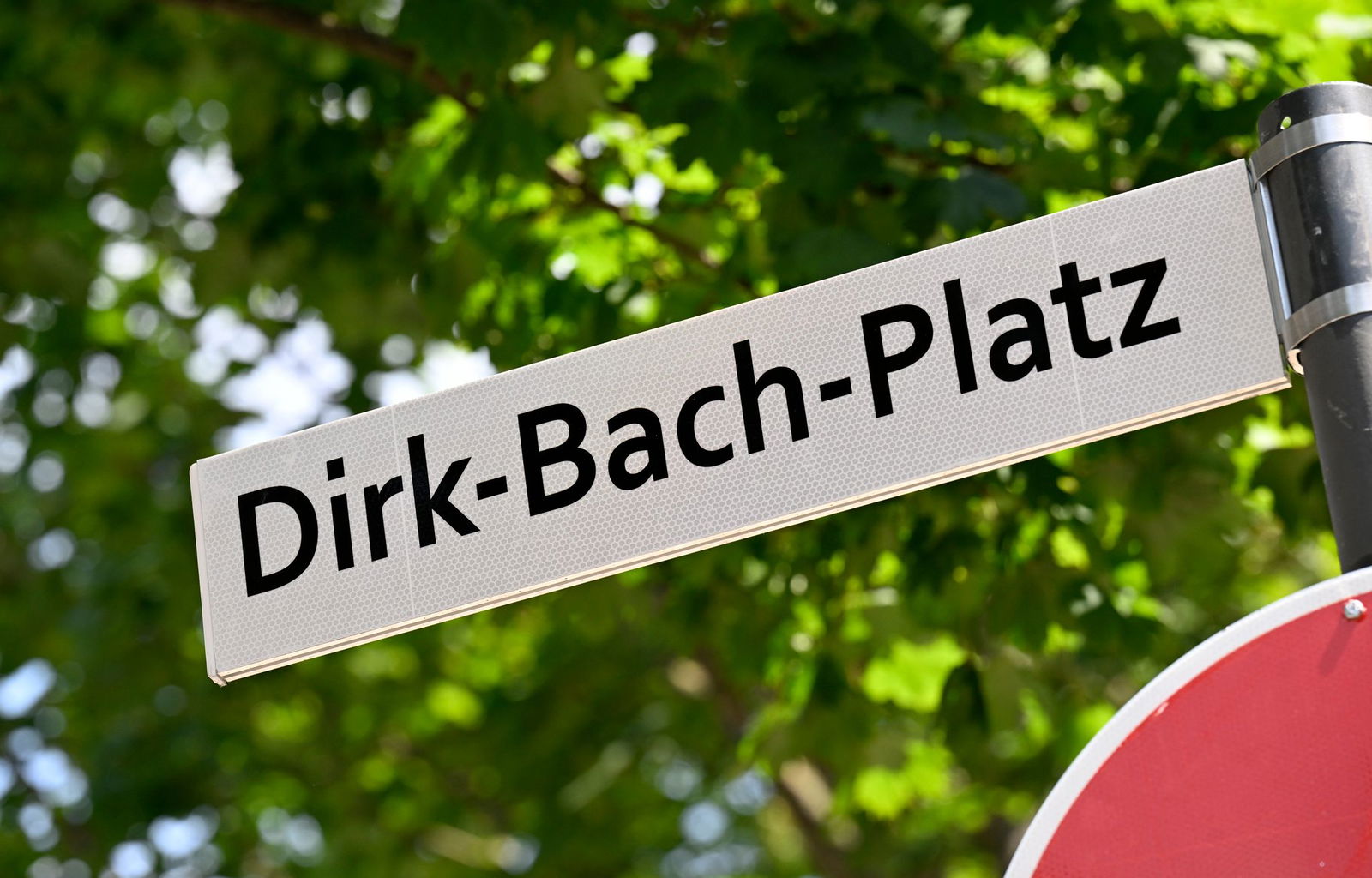 Das Oberverwaltungsgericht Münster hatte im Januar entschieden, dass die Bezirksregierung für die Benennung des Platzes zuständig ist.