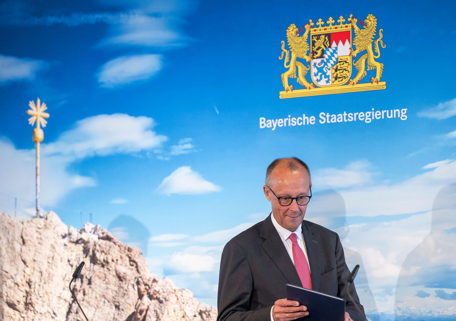 Nach seinem Treffen mit dem bayerischen Kabinett äußerte sich Kanzler Merz auch zur globalen Mindeststeuer - er steht dem Konzept demnach sehr skeptisch gegenüber. 