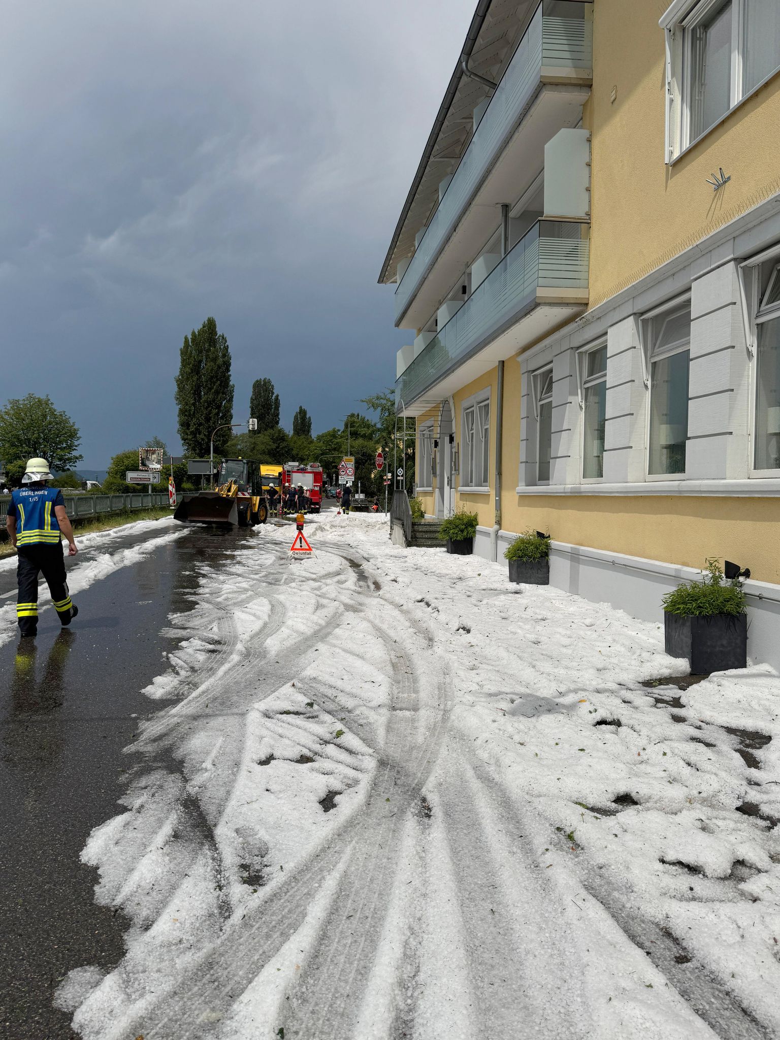 Die Hagelkörner erreichten dabei nach Angaben der Gemende Größen von bis zu fünf Zentimeter Durchmesser.