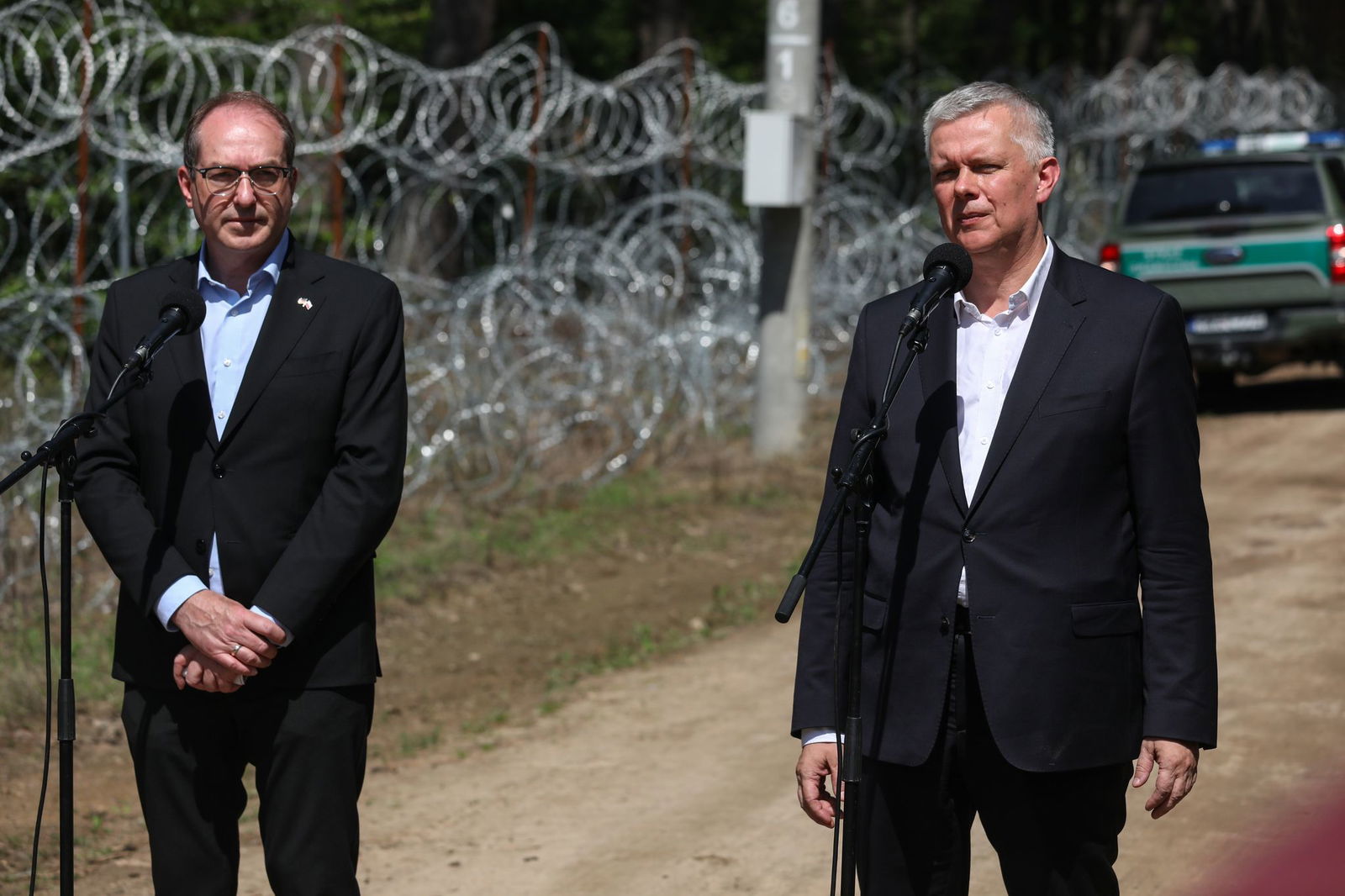 Bundesinnenminister Dobrindt hat die schwer befestigte Grenze Polens zu Belarus besichtigt.