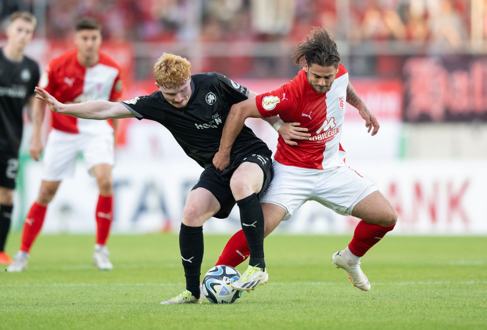 Saarbrückens Zugang Dominic Baumann (r) stieg zuletzt dreimal in Folge aus der 3. Liga ab.