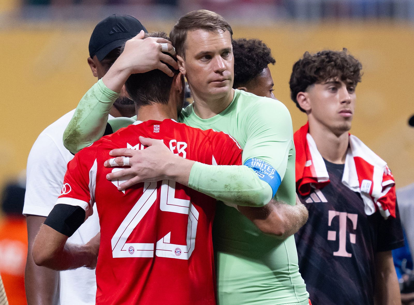 Manuel Neuer (r) umarmt Thomas Müller. Das 756. Pflichtspiel war dessen letztes als Bayern-Profi. 