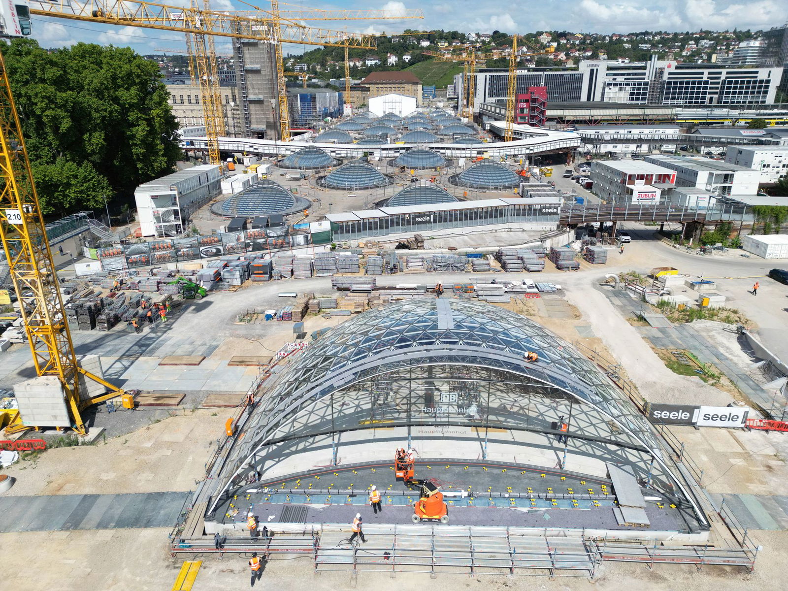 Auch oberirdisch lässt sich immer mehr erahnen, wie die Bahnhof künfitg aussehen wird. 