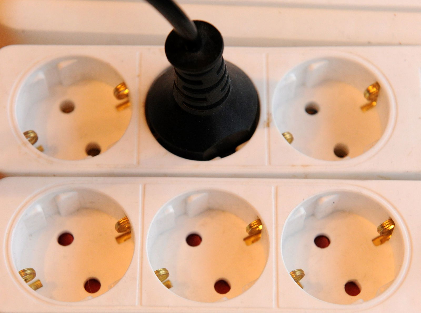 Die Stromsteuer sollte nach dem Willen der Fraktionschefs von CDU und CSU zeitnah für alle Verbraucher in Deutschland gesenkt werden. (Illustration)