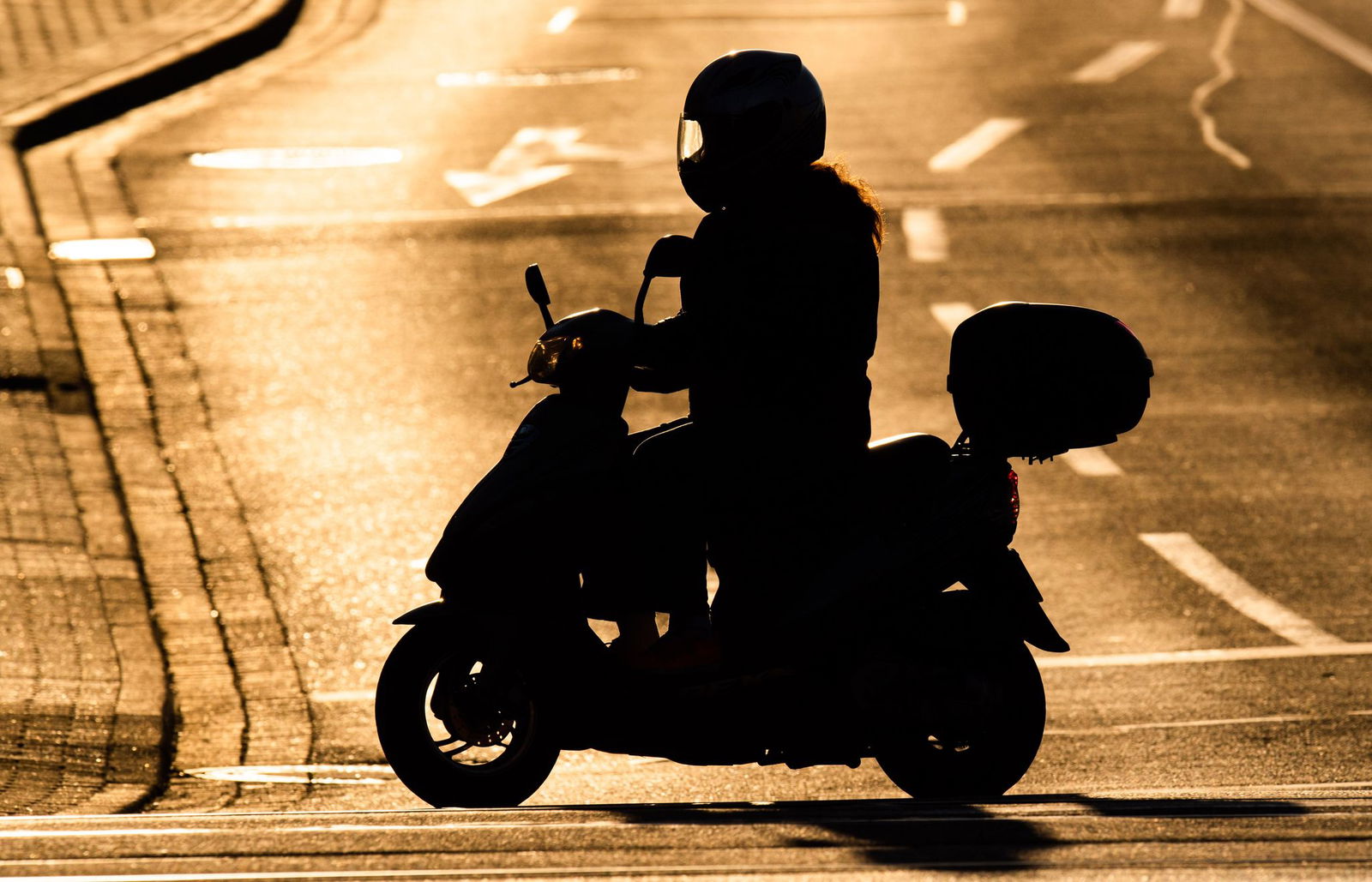 Die Polizei verfolgt die Jugendlichen auf einem Roller für rund 500 Meter. (Symbolbild)