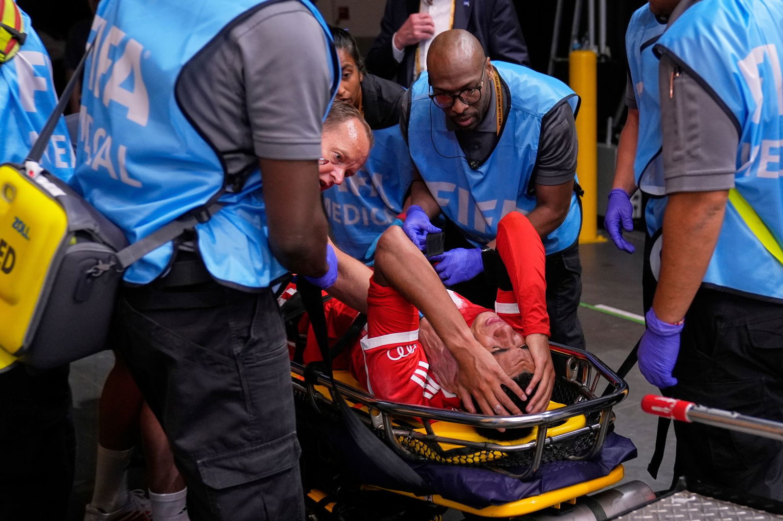 Jamal Musiala liegt verletzt auf einer Trage.