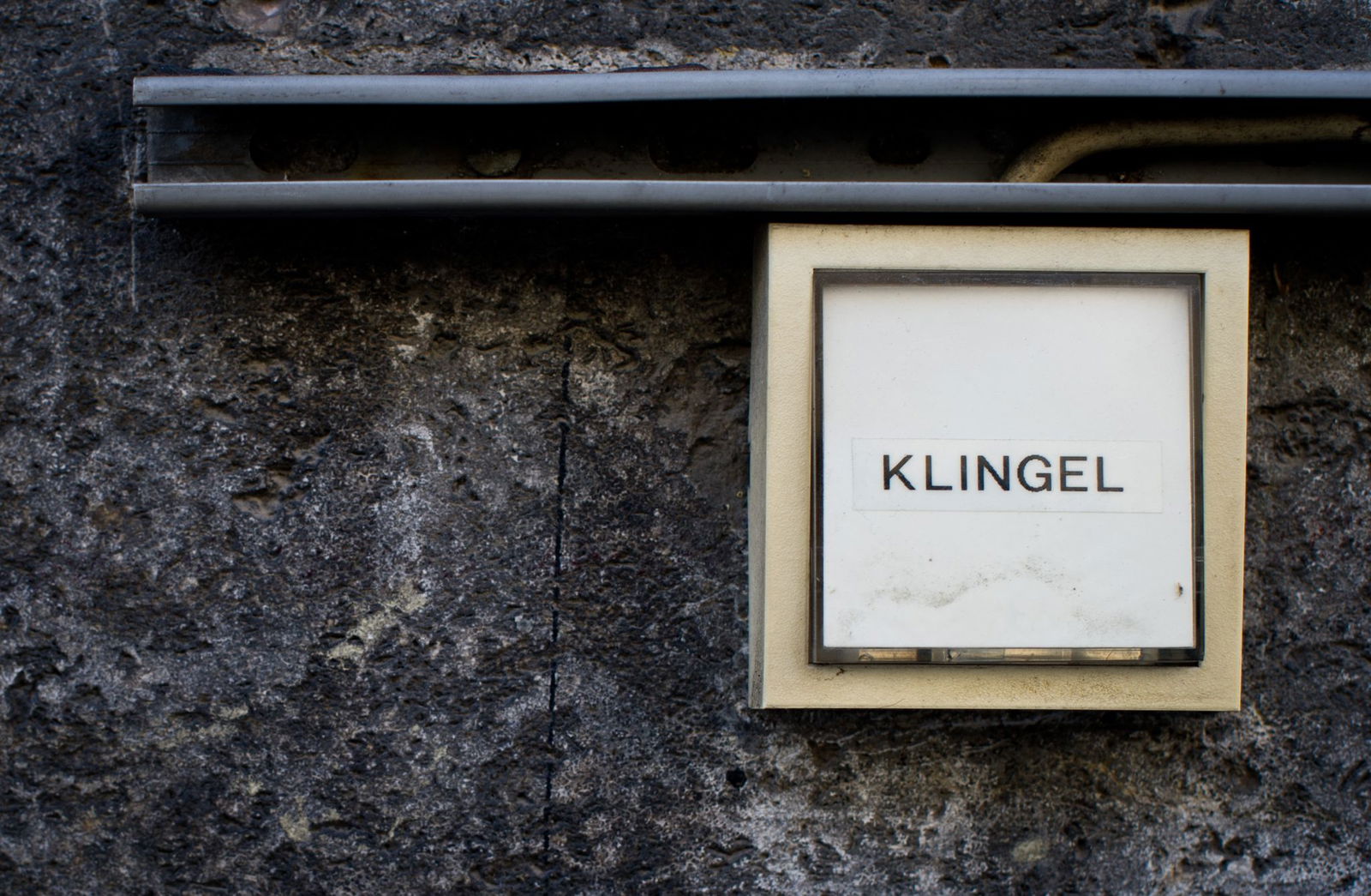 Oft klingeln die Täter an der Tür und bieten ihre vermeintlich fachmännischen Dienste an. (Archivbild)