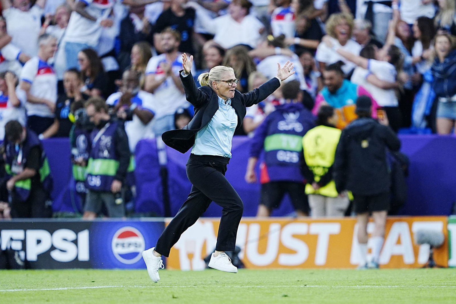 Nach dem Sieg im Elfmeterschießen ist der Jubel bei Sarina Wiegman groß.