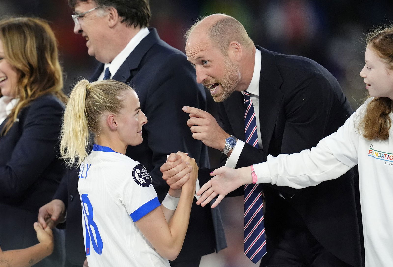 Gut gemacht: Prinz William beglückwünscht Siegtorschützin Chloe Kelly.