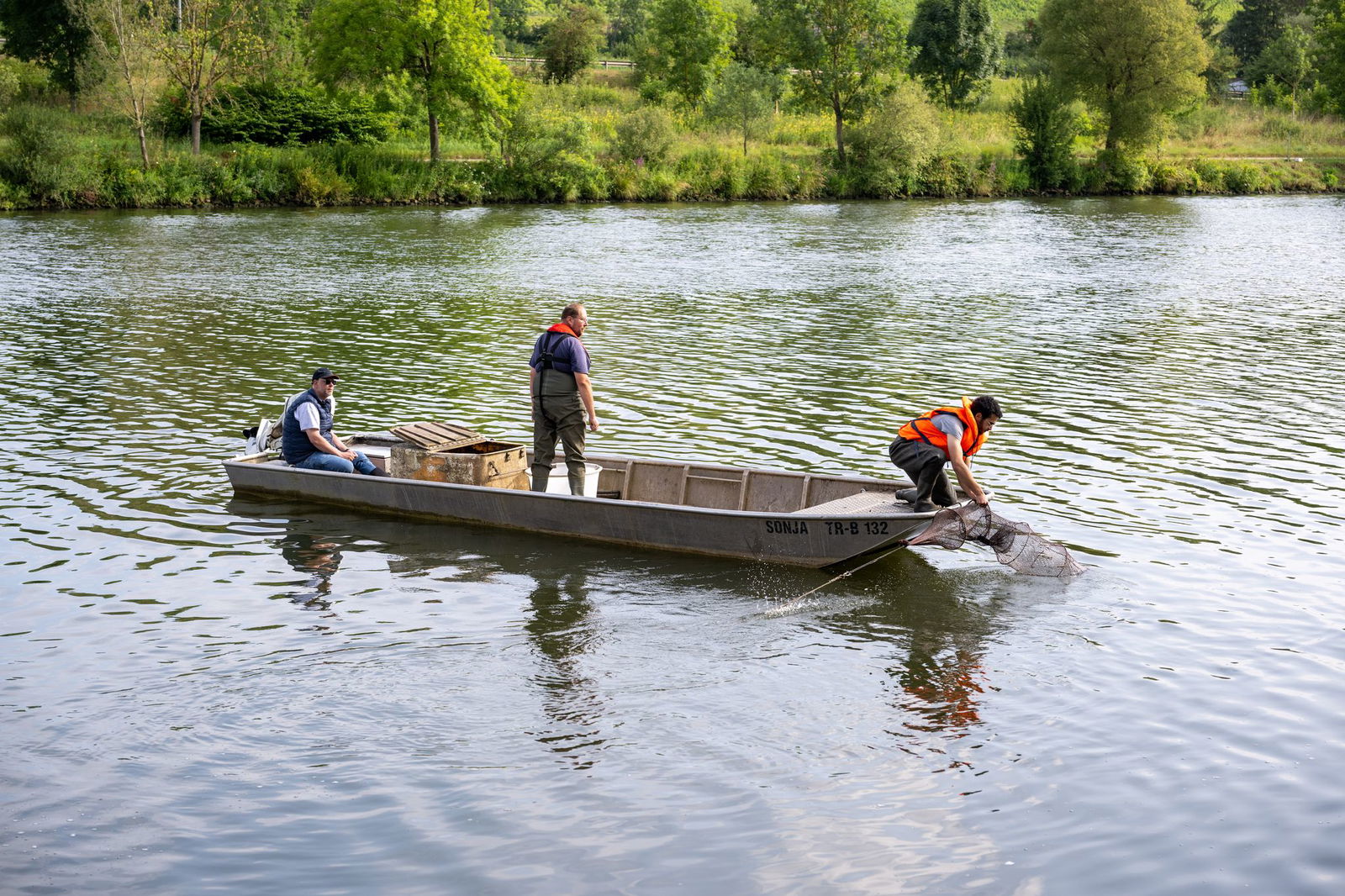 Die Berufsfischer müssen bei jedem Wetter raus - nur nicht bei Gewitter (Archivbild)