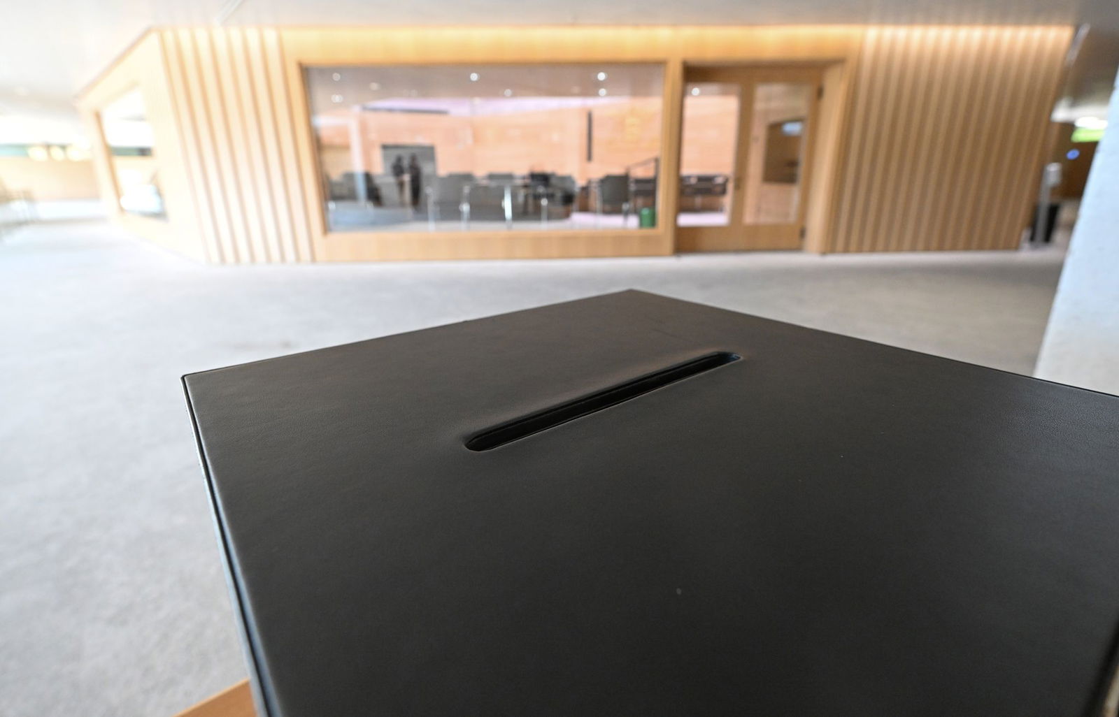 In einer solchen Urne im Landtag wurde der mit einem Hakenkreuz beschmierte Stimmzettel gefunden.