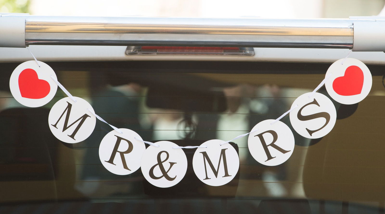 Ein Hochzeitskonvoi mit mindestens 17 Autos behinderte nicht nur den Verkehr, sondern brachte auch andere in Gefahr. (Symbolbild)