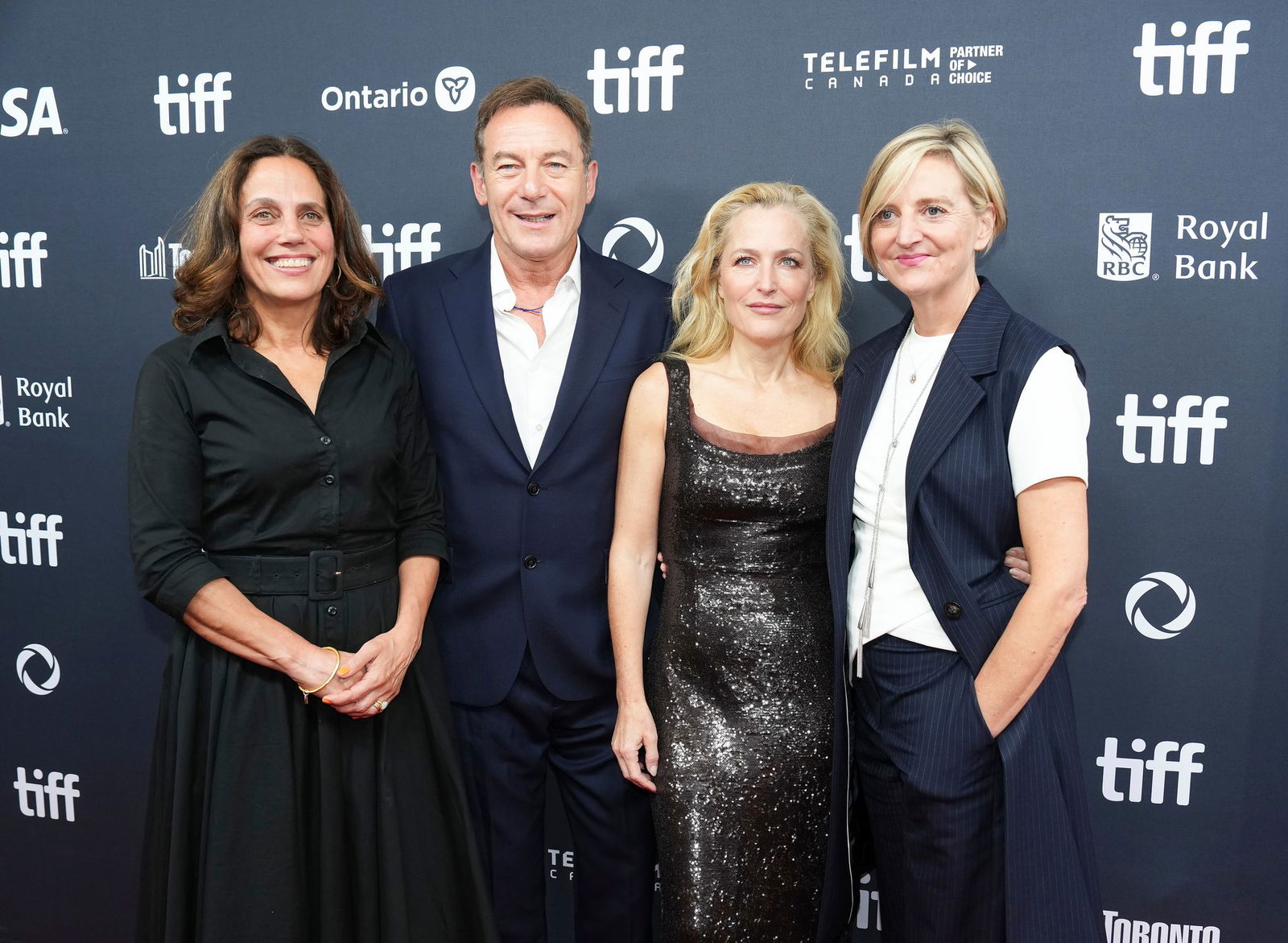 Die Produzentin Elizabeth Karlsen (l-r), Jason Isaacs, Gillian Anderson und die Regisseurin Marianne Elliott bei der Premiere des Films in Toronto. (Archivbild)
