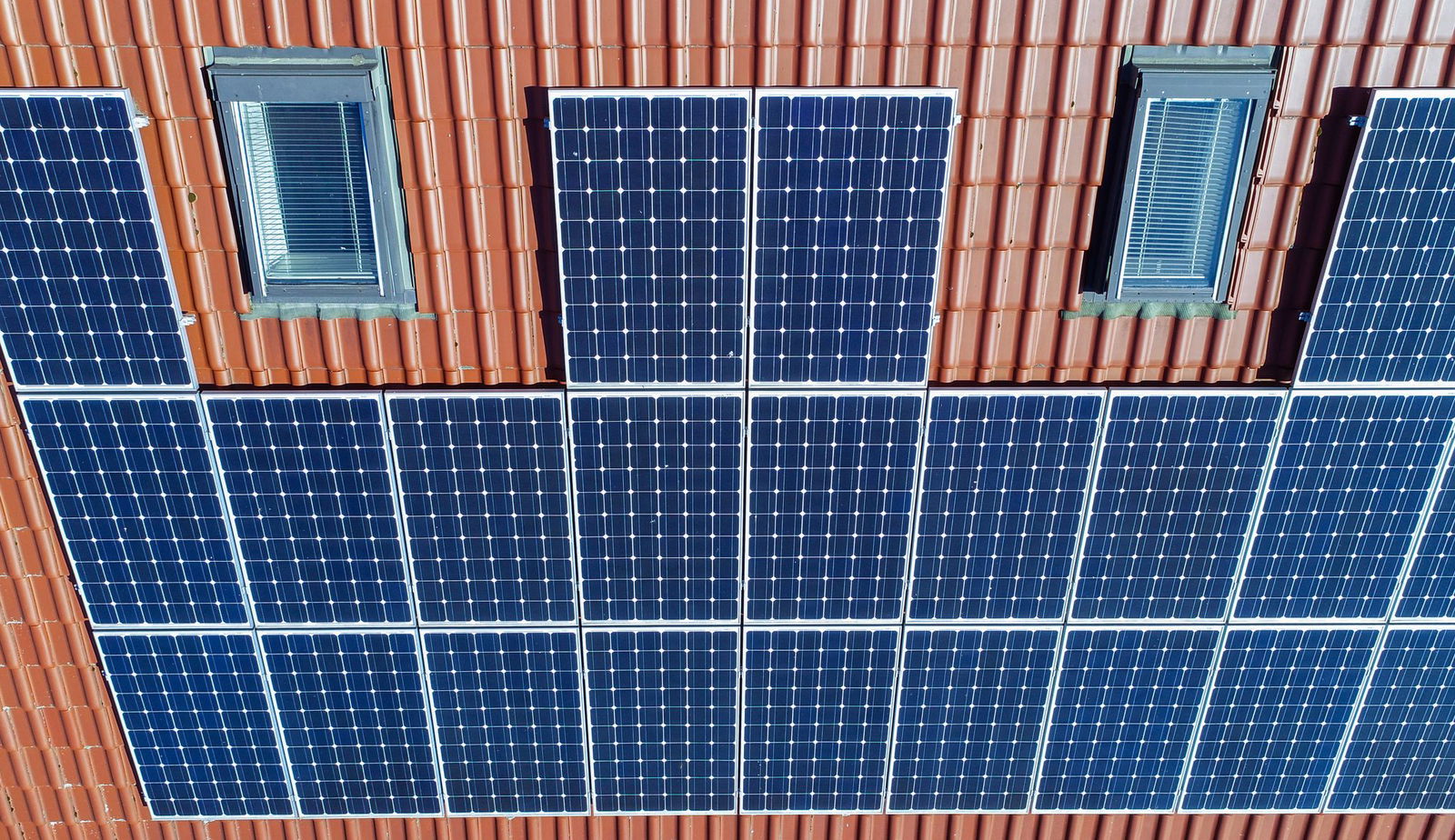 Laut der Verbraucherzentrale kommt es teilweise zu monatelangen Verzögerungen bei der Einspeisevergütung. (Symbolbild)