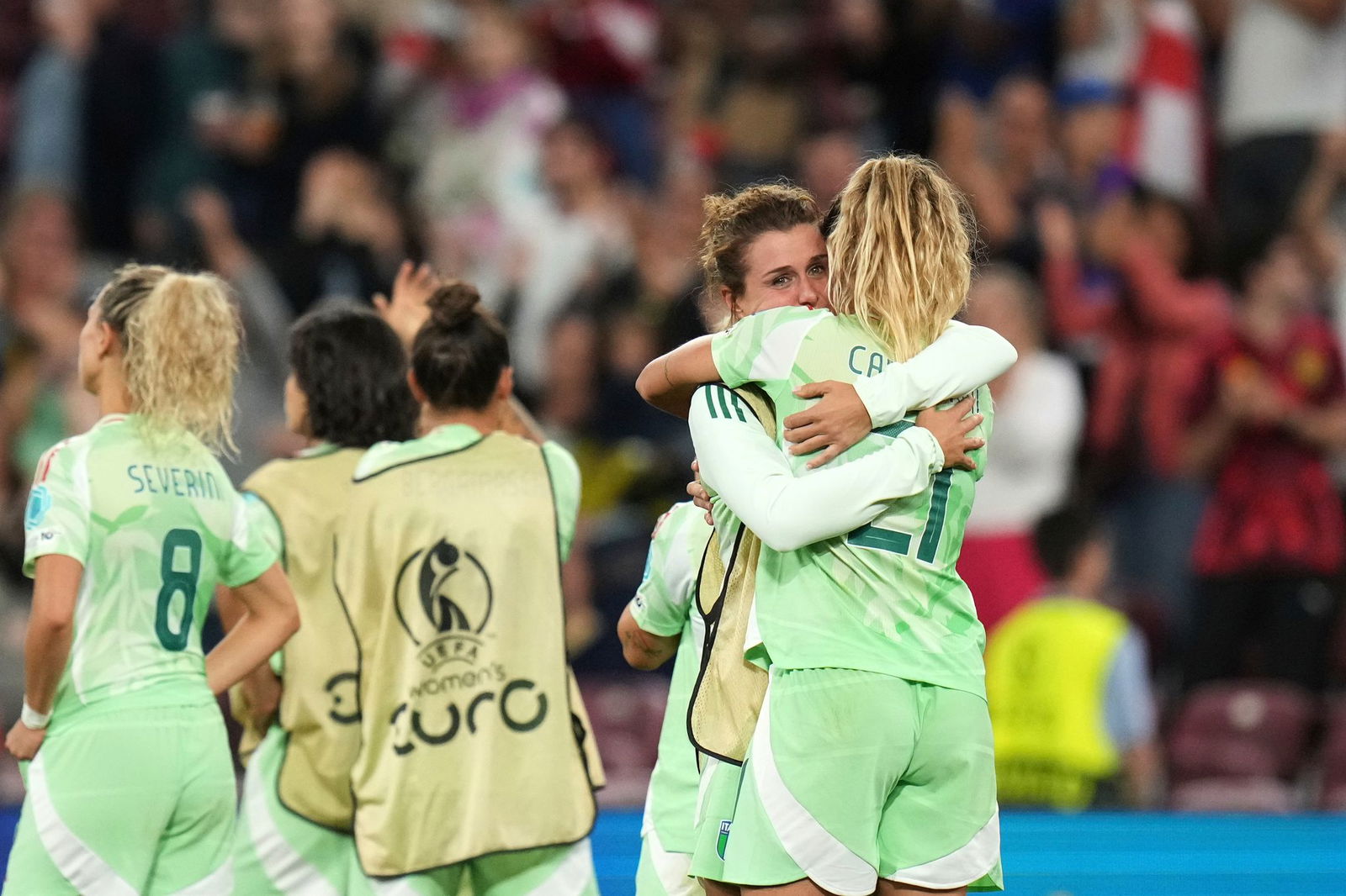 Cristiana Girelli und Michela Cambiaghi (r) betrauern das dramatische Halbfinal-Aus.