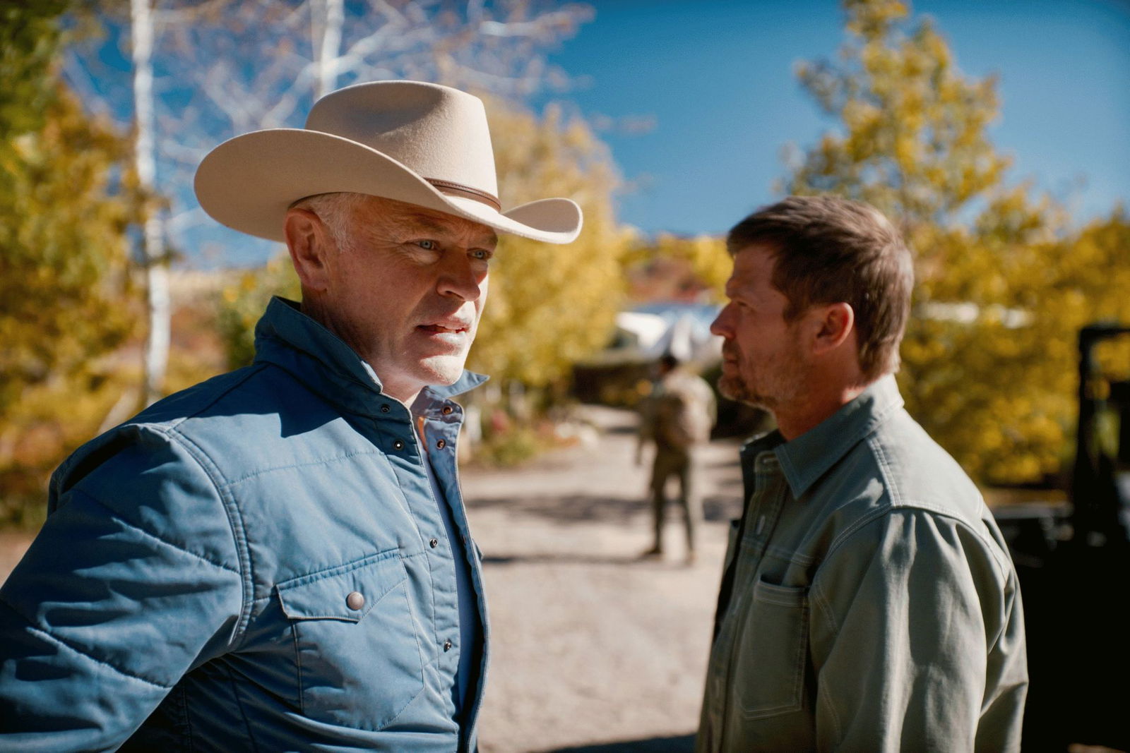 Neil McDonough (l) als Ian Ross und Bailey Chase als Jeff Eriksson in einer Szene des Films «Homestead».